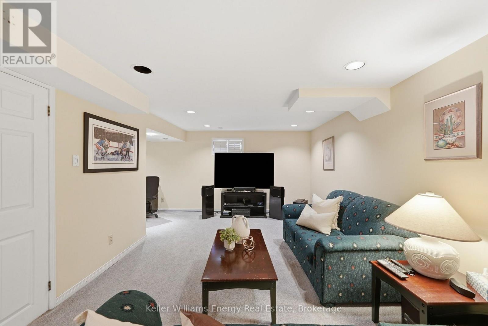 20 PROUD GROVE - Image 26
