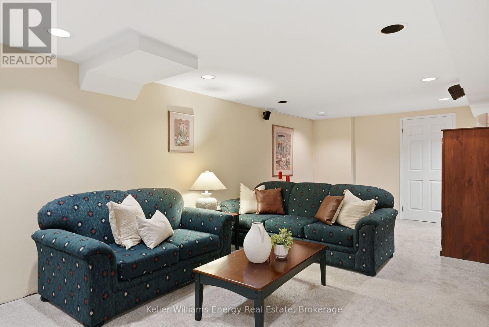 20 PROUD GROVE - Image 27