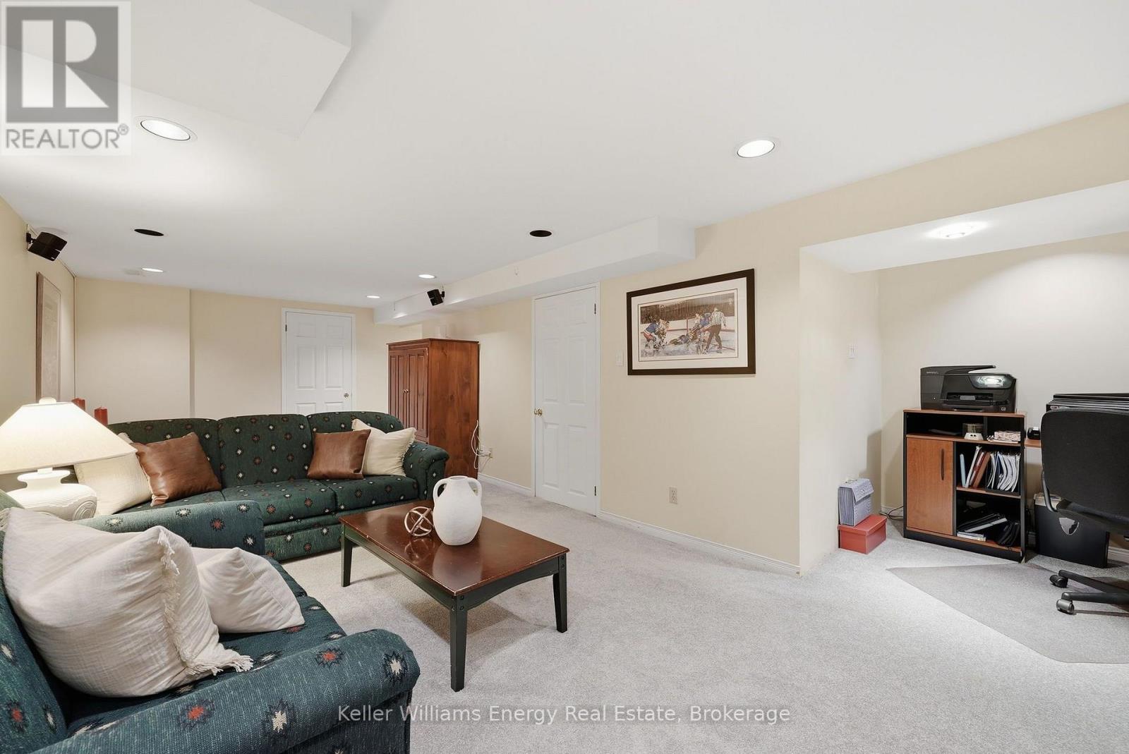 20 PROUD GROVE - Image 29