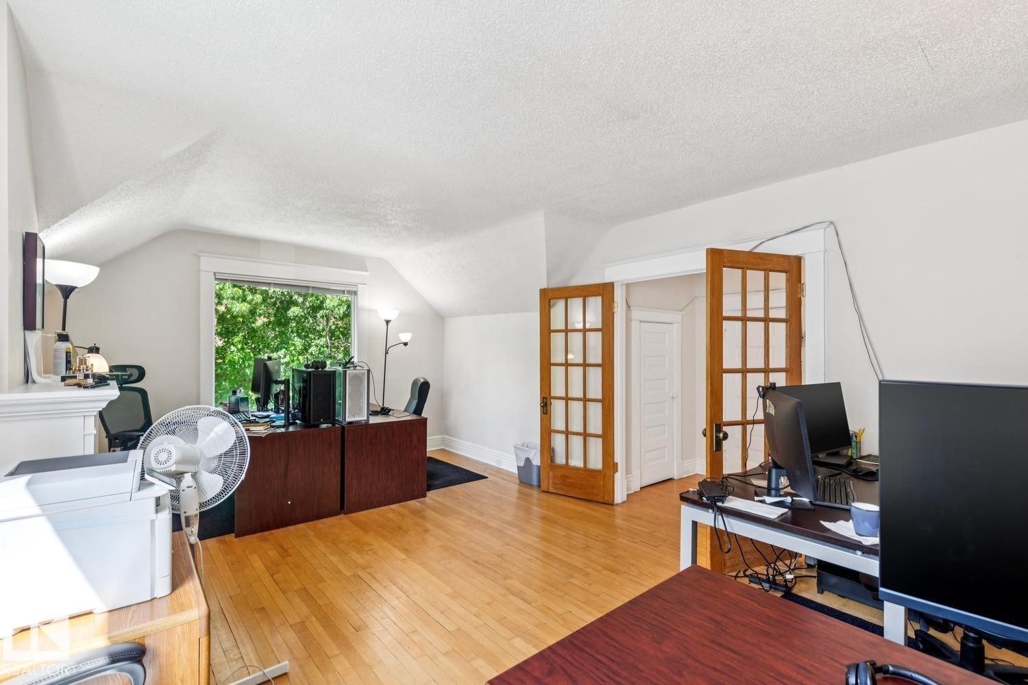 11223 99 AV NW - 15
