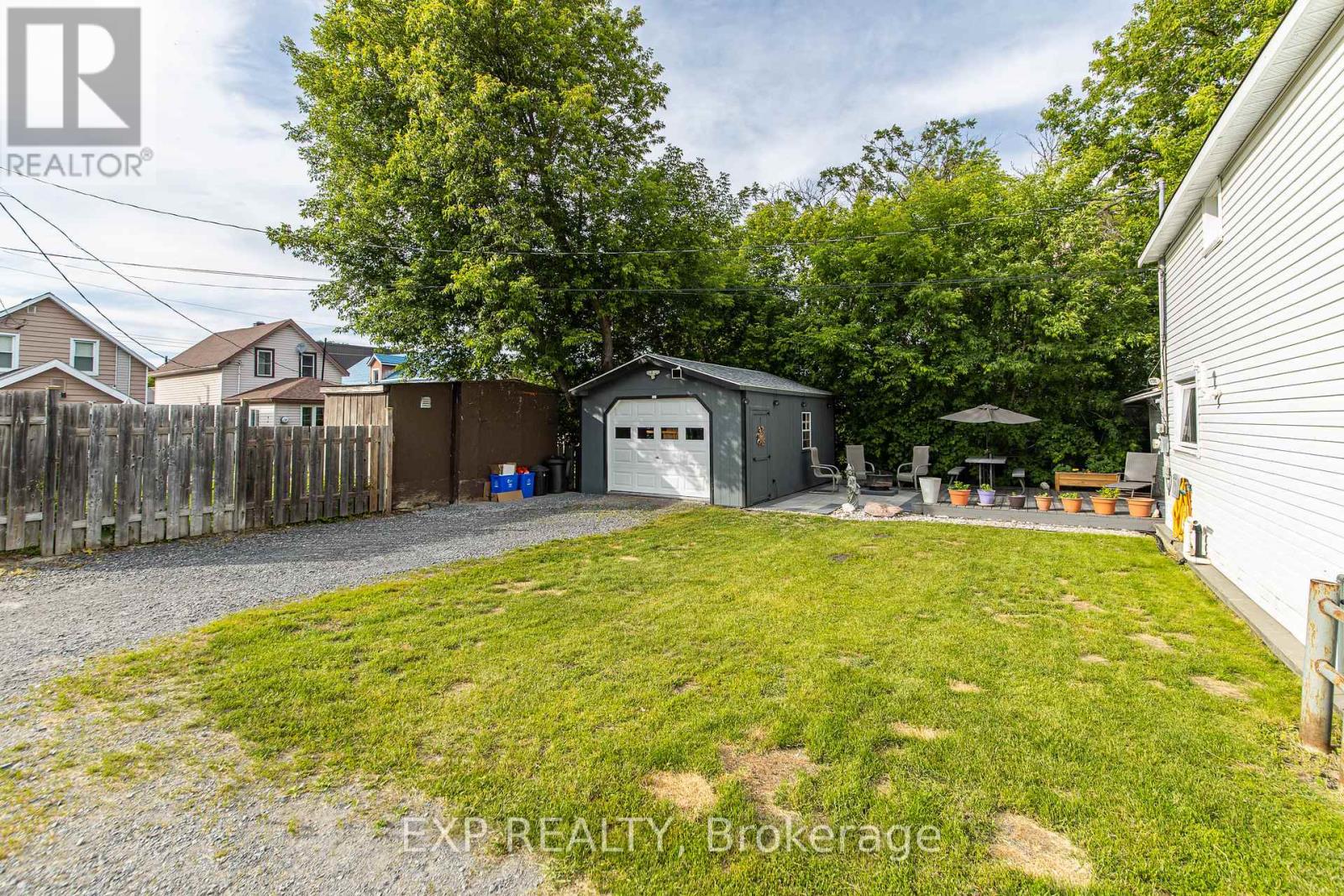 22 ST JOHNS WAY - 22