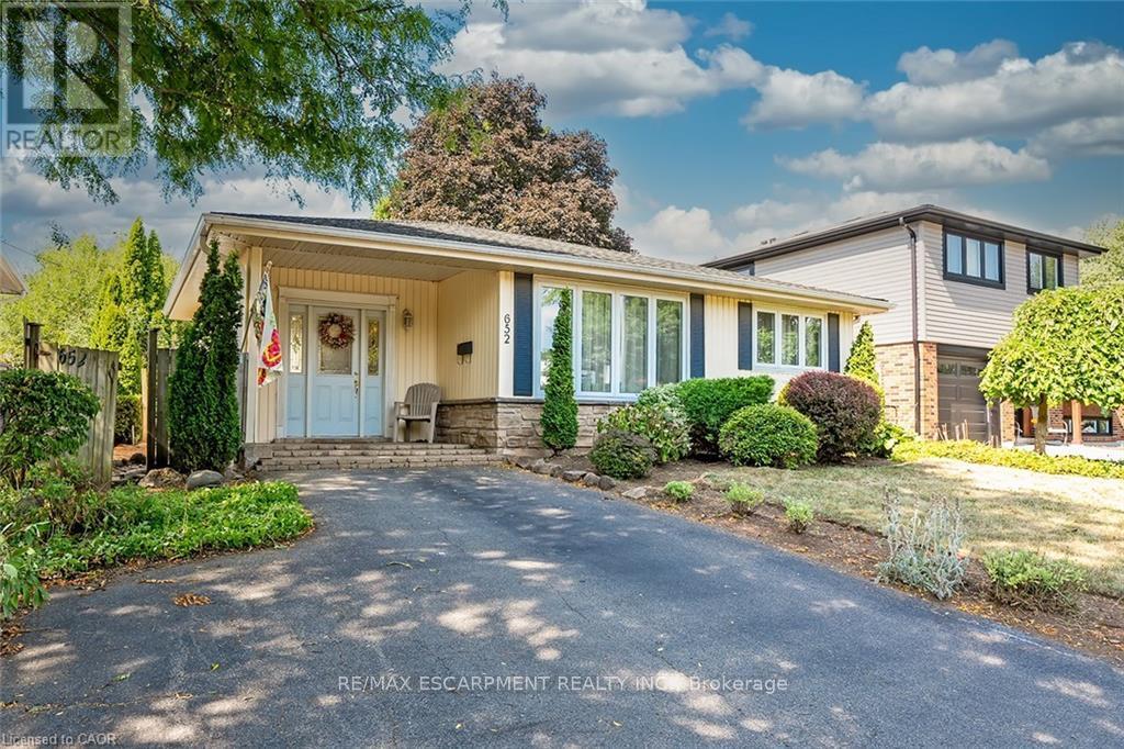 652 ARDLEIGH CRESCENT - 1