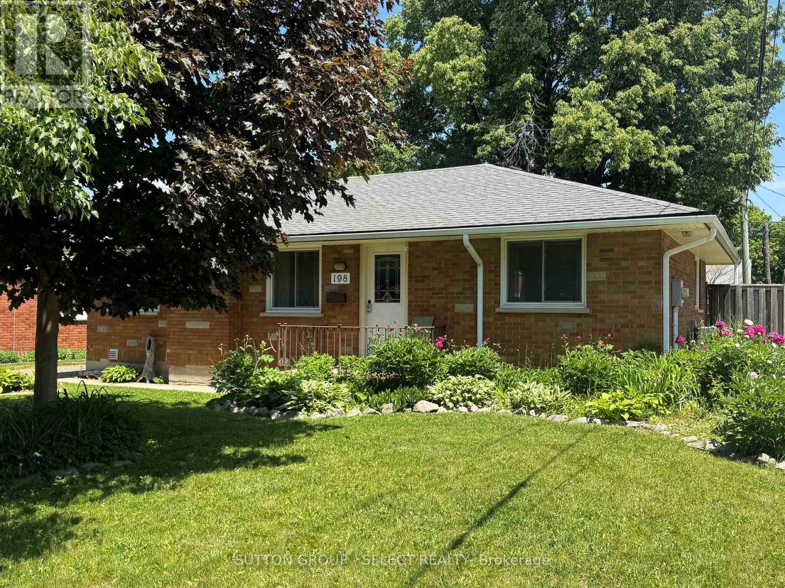 198 ARLINGTON CRESCENT - 1