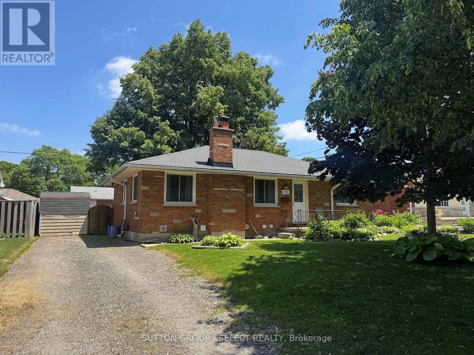 198 ARLINGTON CRESCENT - 2