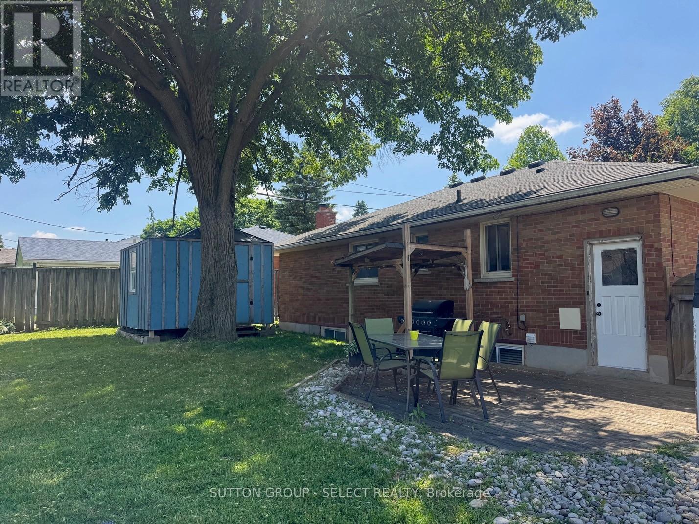 198 ARLINGTON CRESCENT - 24