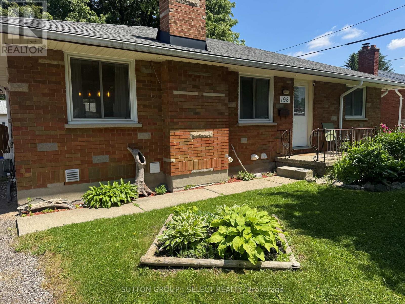 198 ARLINGTON CRESCENT - 3