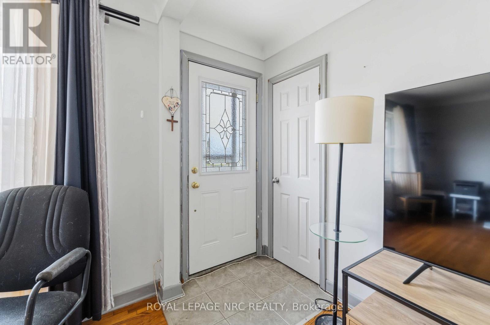 7101 ROGER CRESCENT - 6