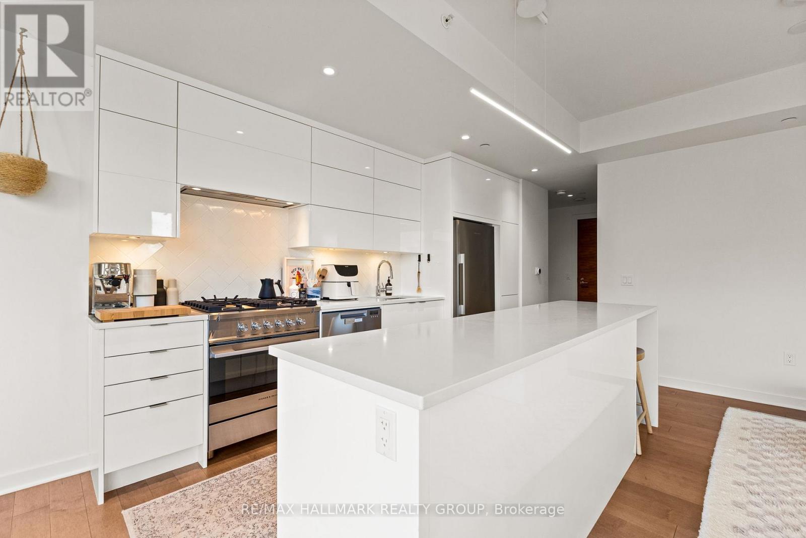 #207 135 BARRETTE STREET - 10
