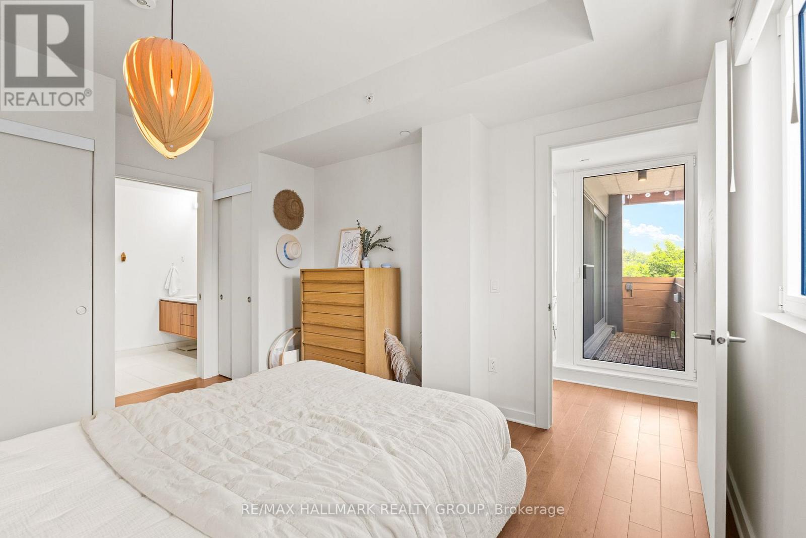 #207 135 BARRETTE STREET - 24