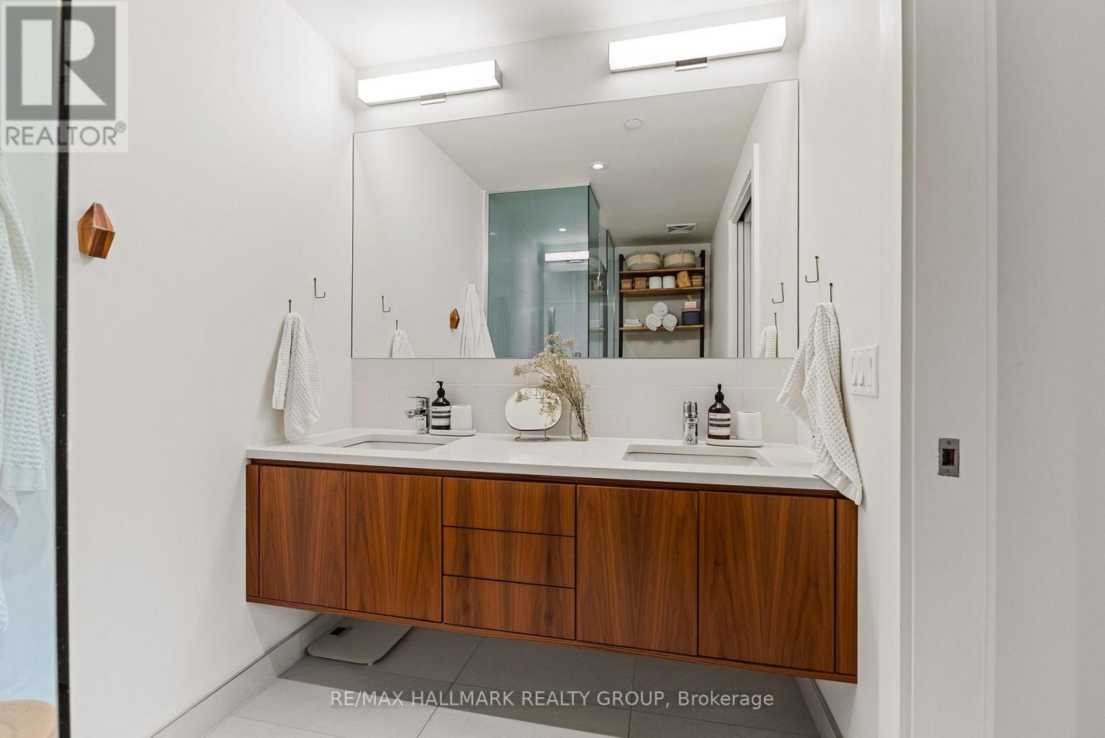 #207 135 BARRETTE STREET - 28