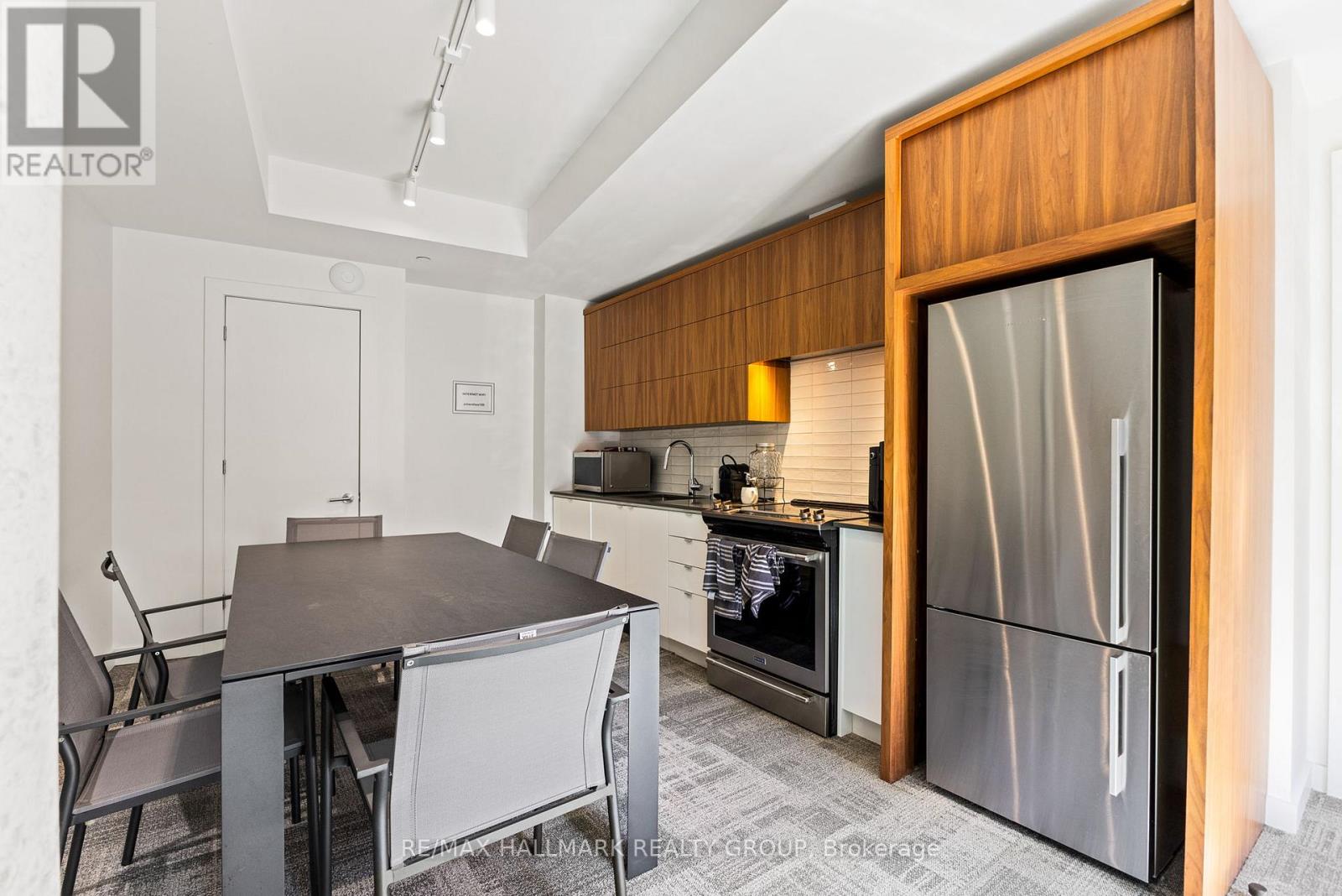 #207 135 BARRETTE STREET - 31