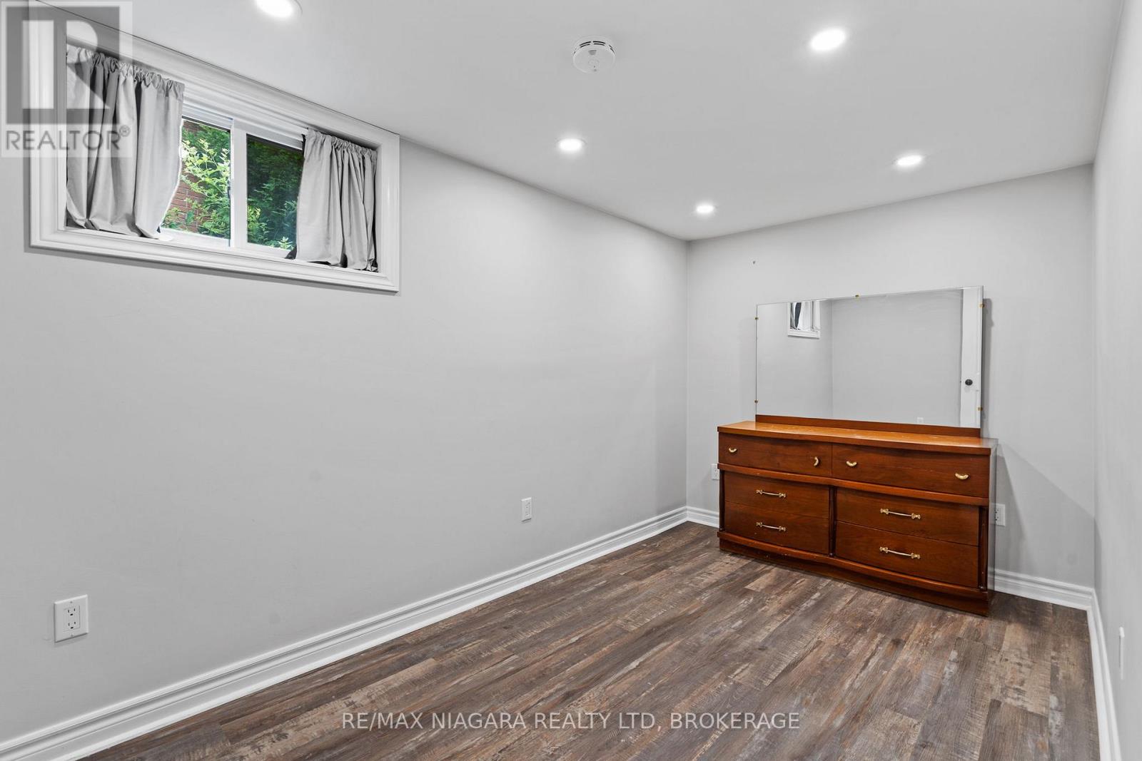 696 CLARE AVENUE - 17