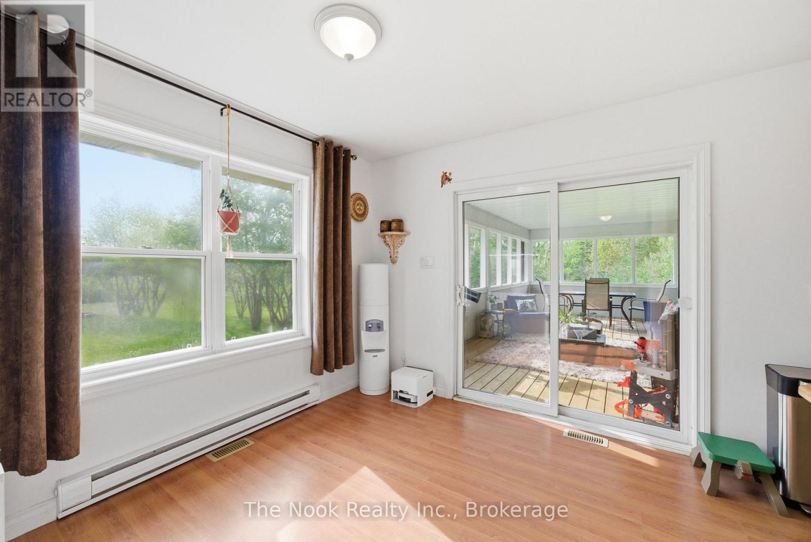 4 MCGILLIVRAY LANE - 18