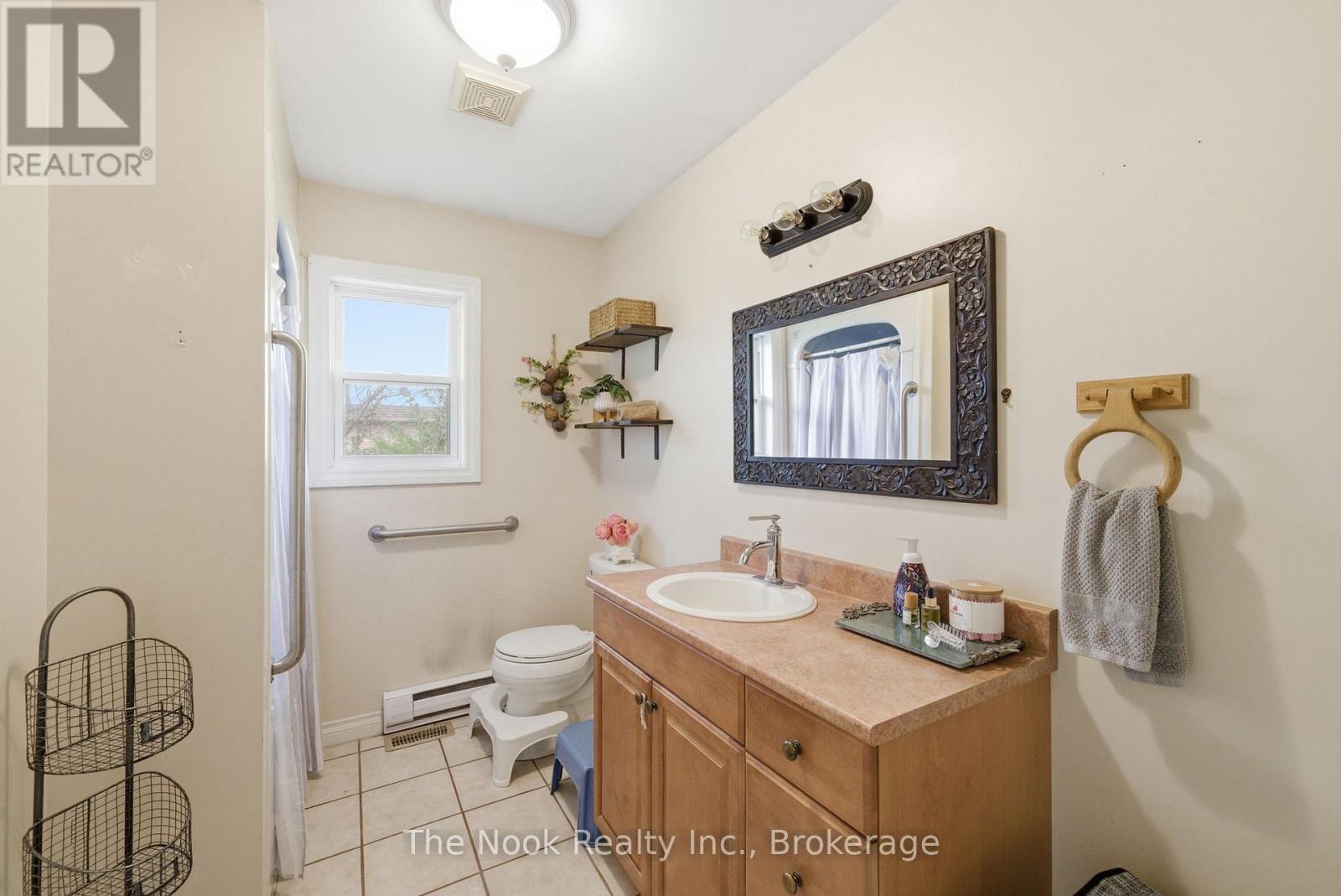 4 MCGILLIVRAY LANE - 24