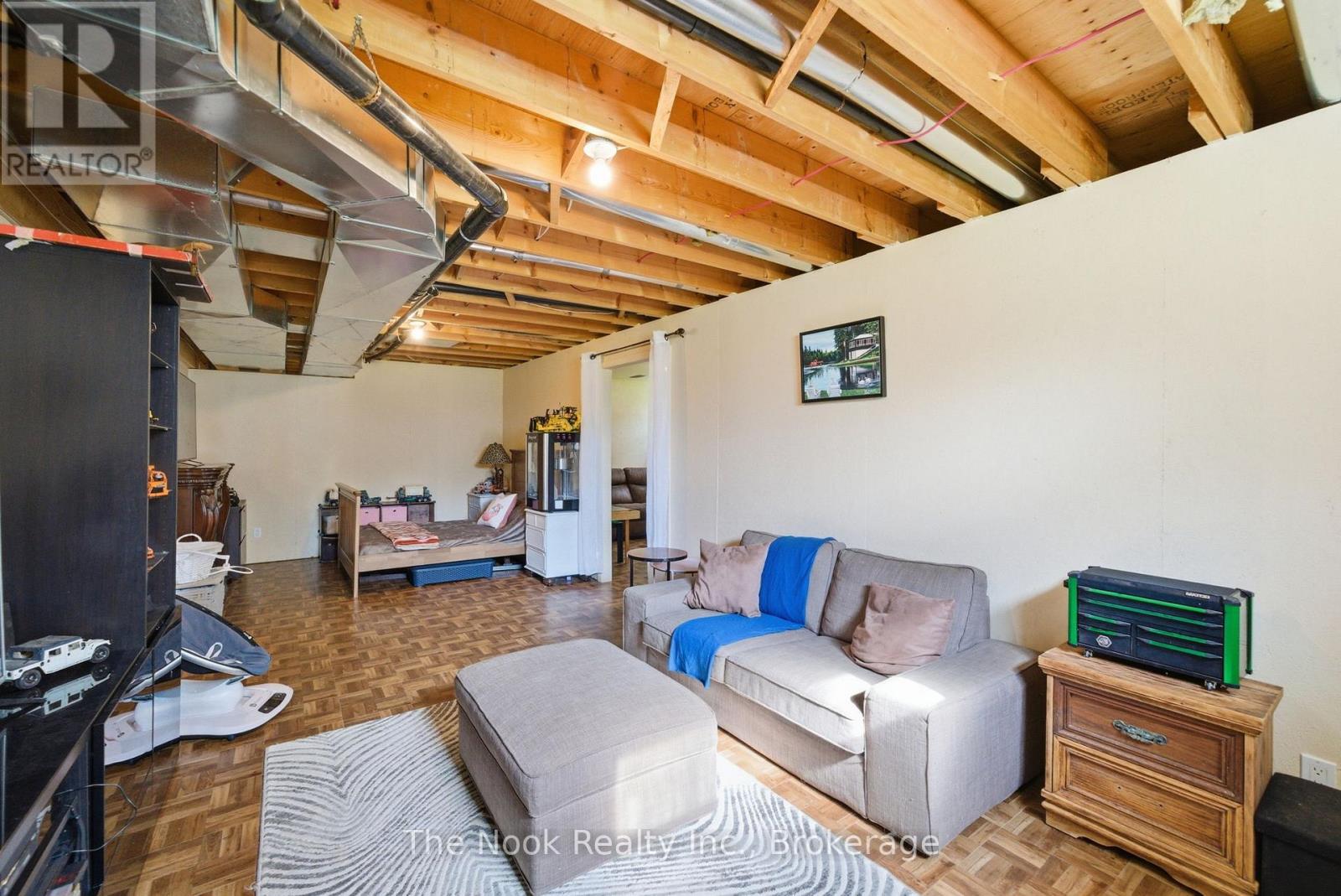 4 MCGILLIVRAY LANE - 31