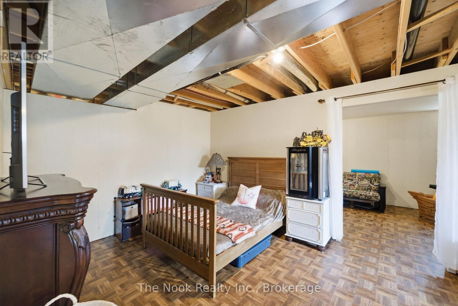 4 MCGILLIVRAY LANE - 32