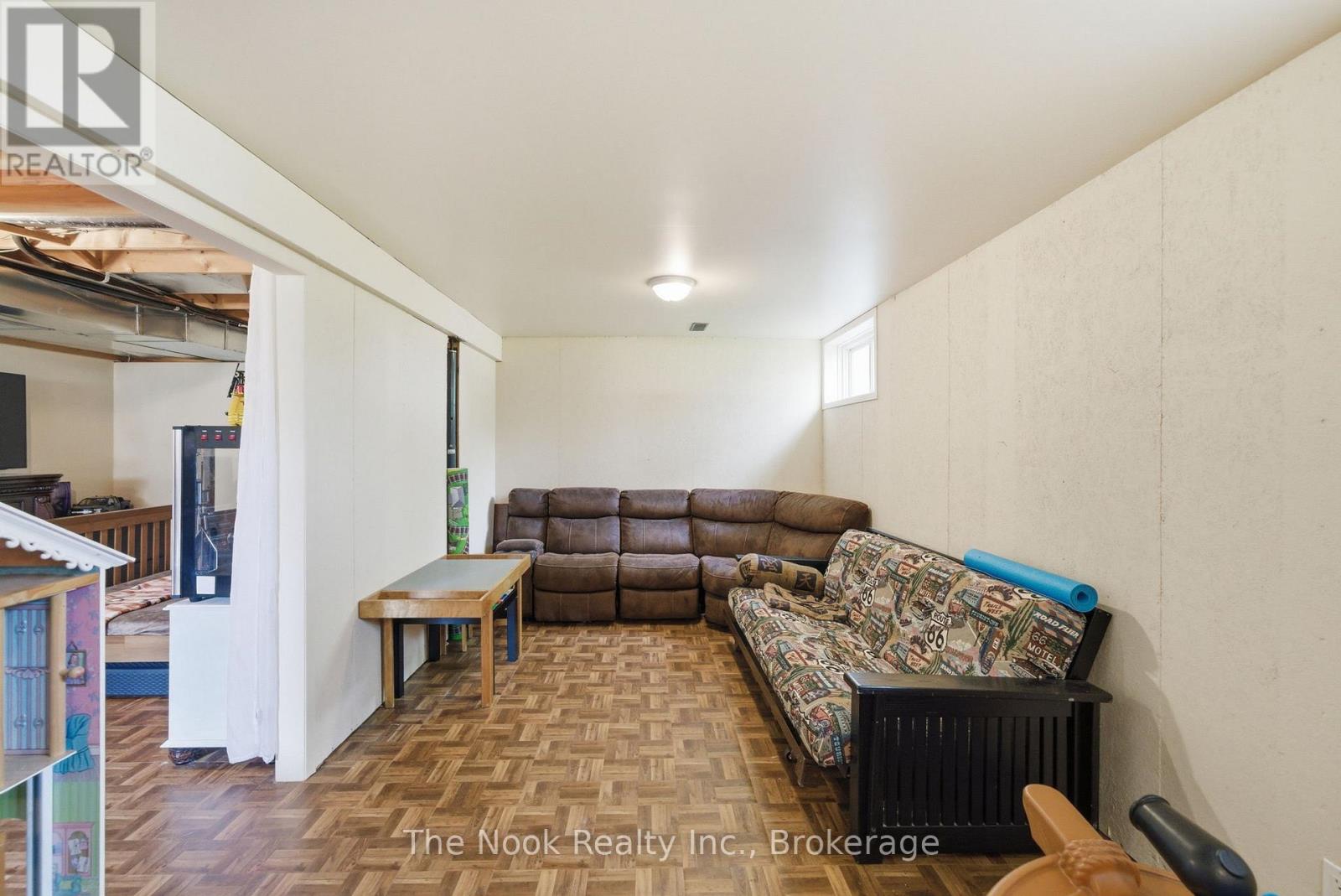 4 MCGILLIVRAY LANE - 33