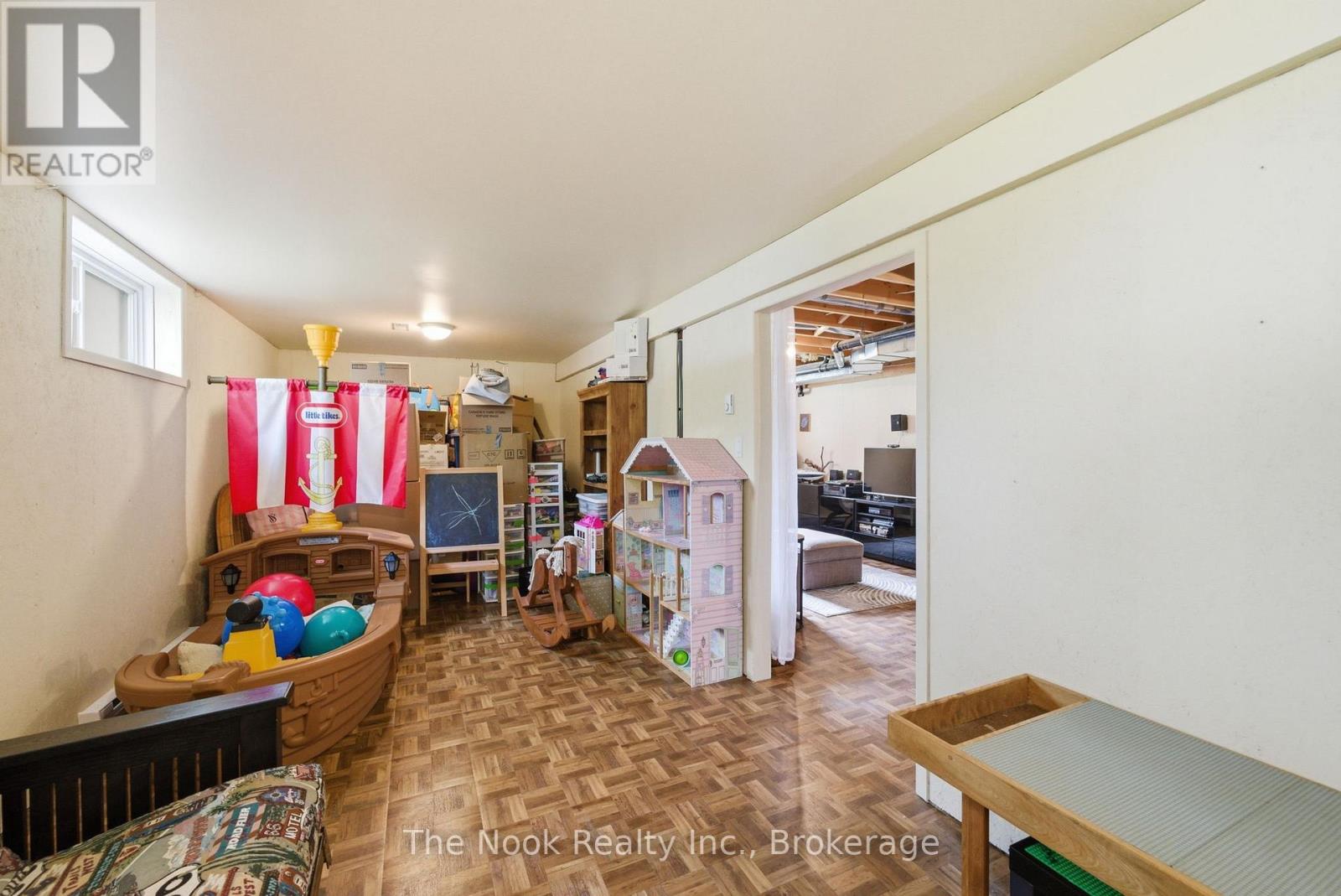 4 MCGILLIVRAY LANE - 34