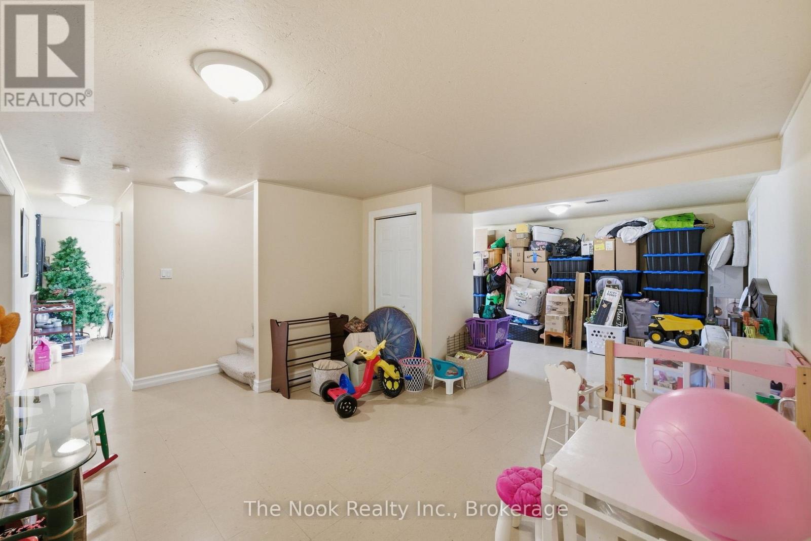 4 MCGILLIVRAY LANE - 35