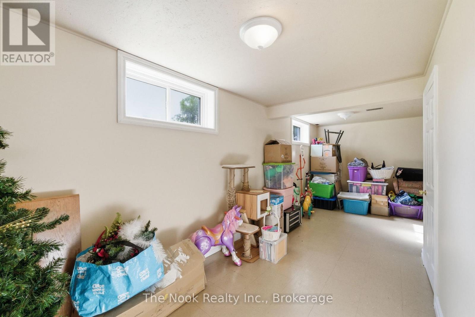 4 MCGILLIVRAY LANE - 36
