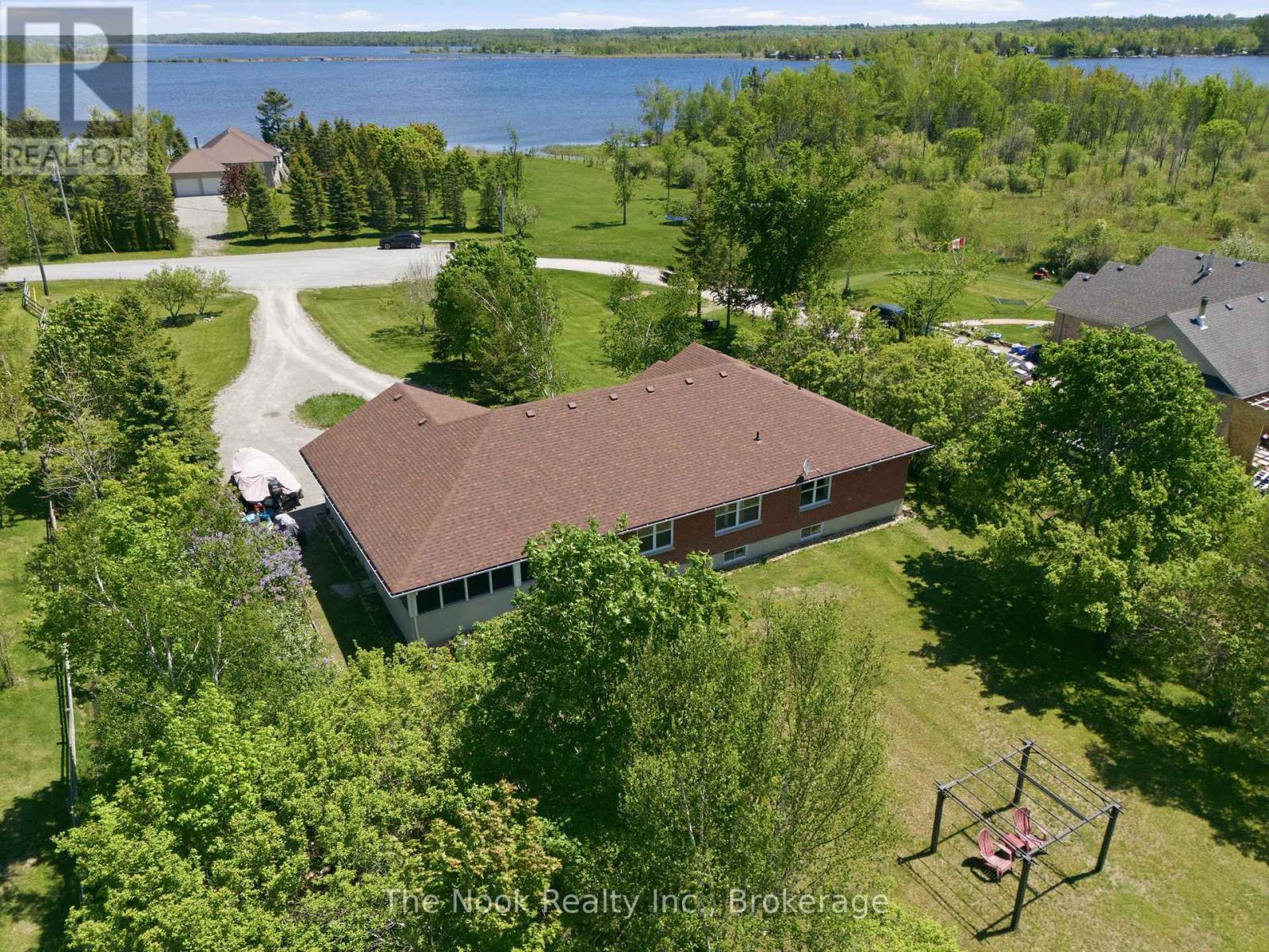 4 MCGILLIVRAY LANE - 42