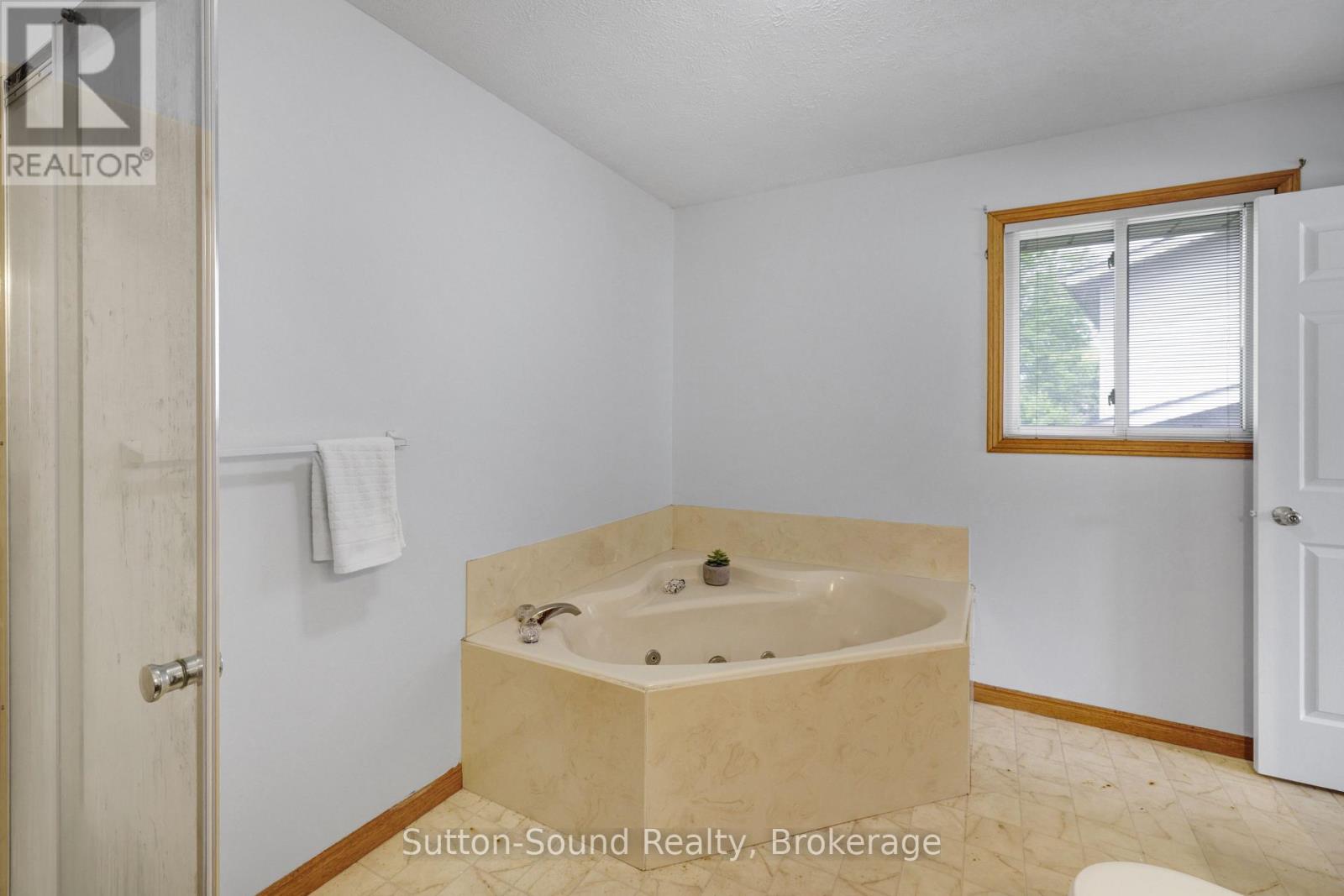460 8TH AVENUE E - 28