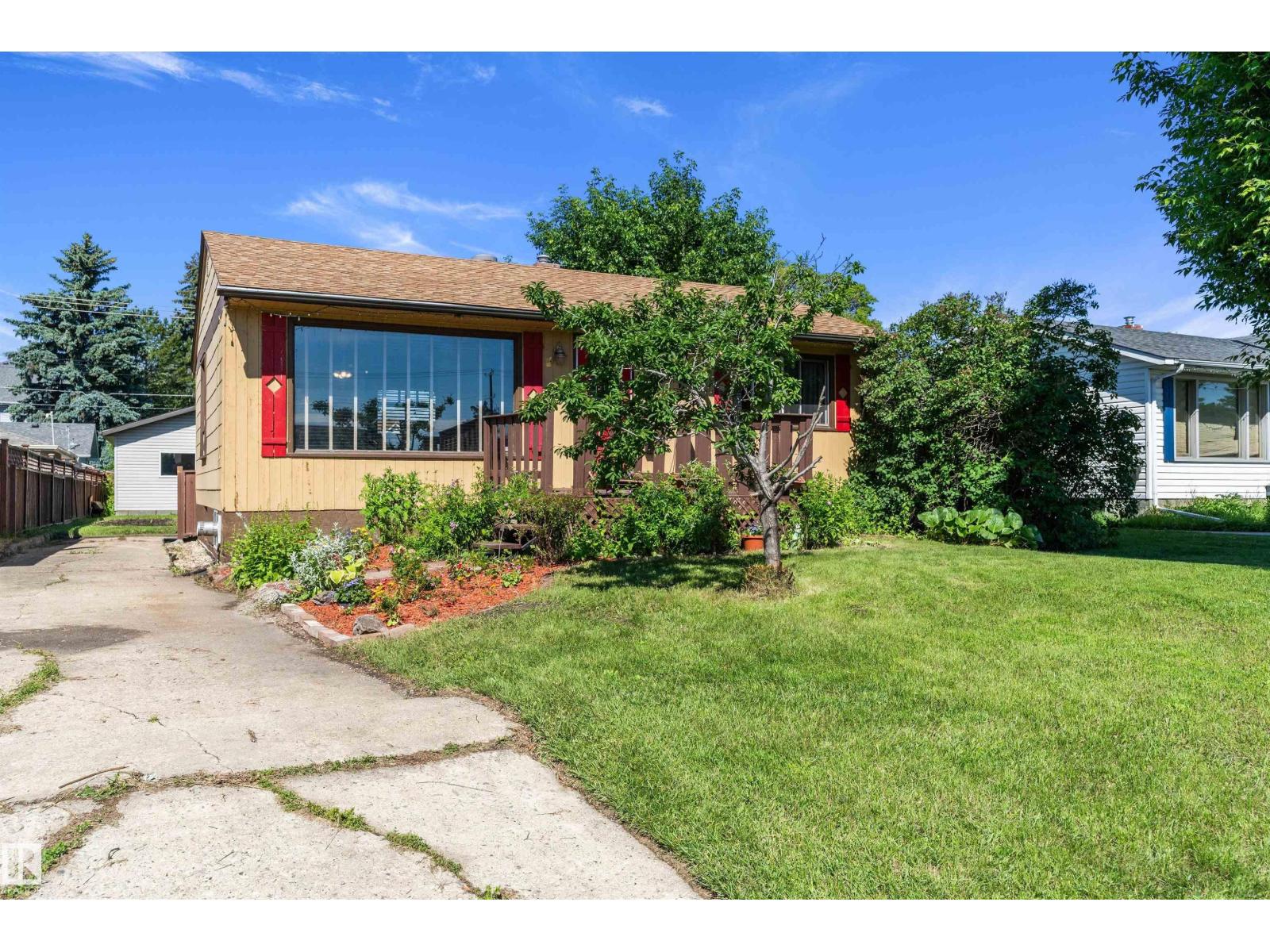 8936 154 ST NW - 4