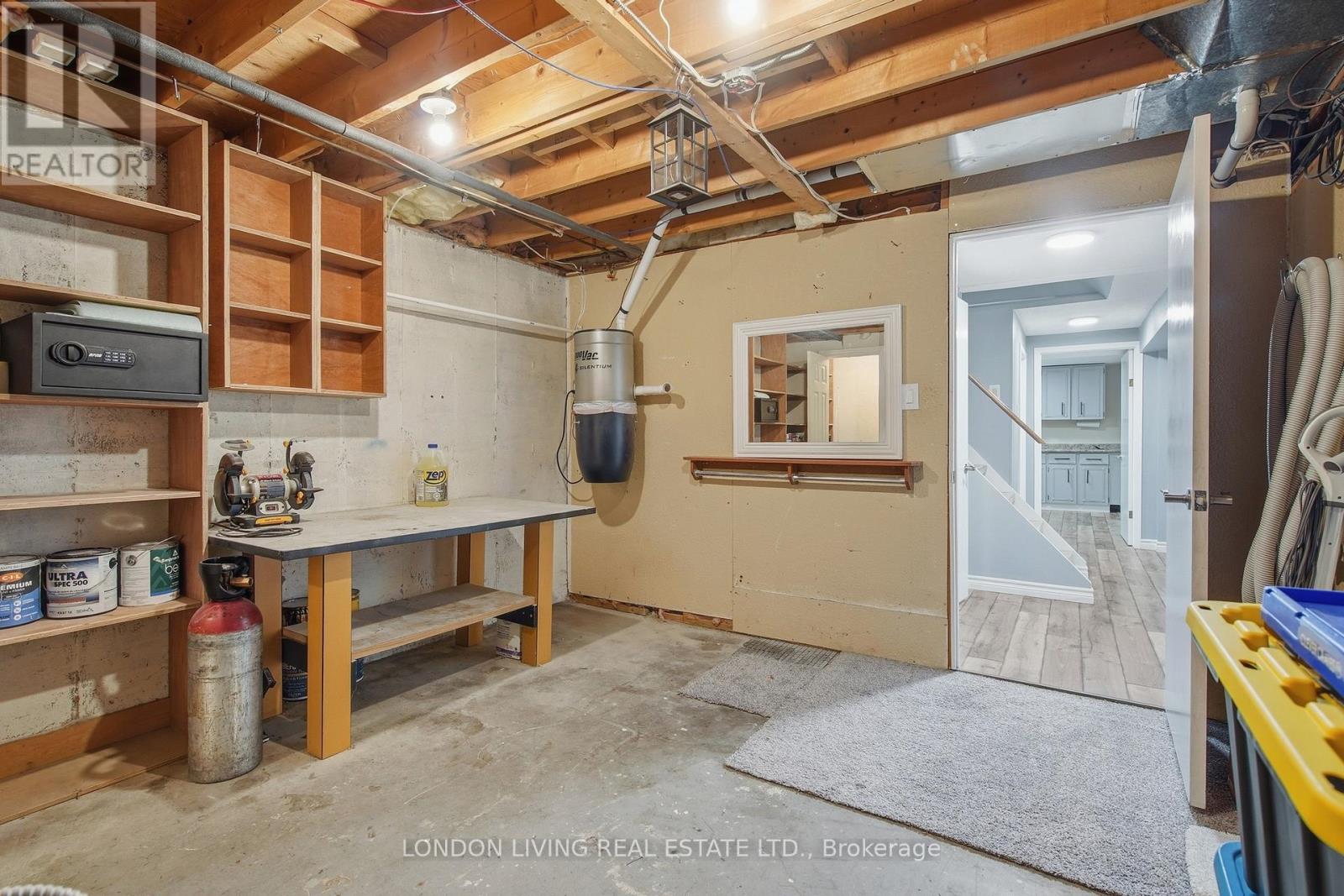 1400 STONEYBROOK CRESCENT - 33