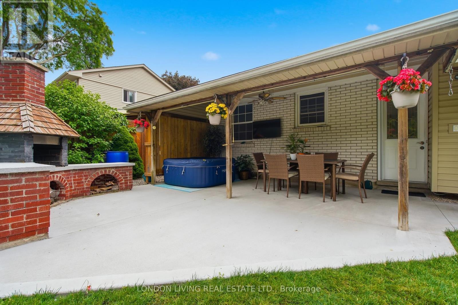1400 STONEYBROOK CRESCENT - 36