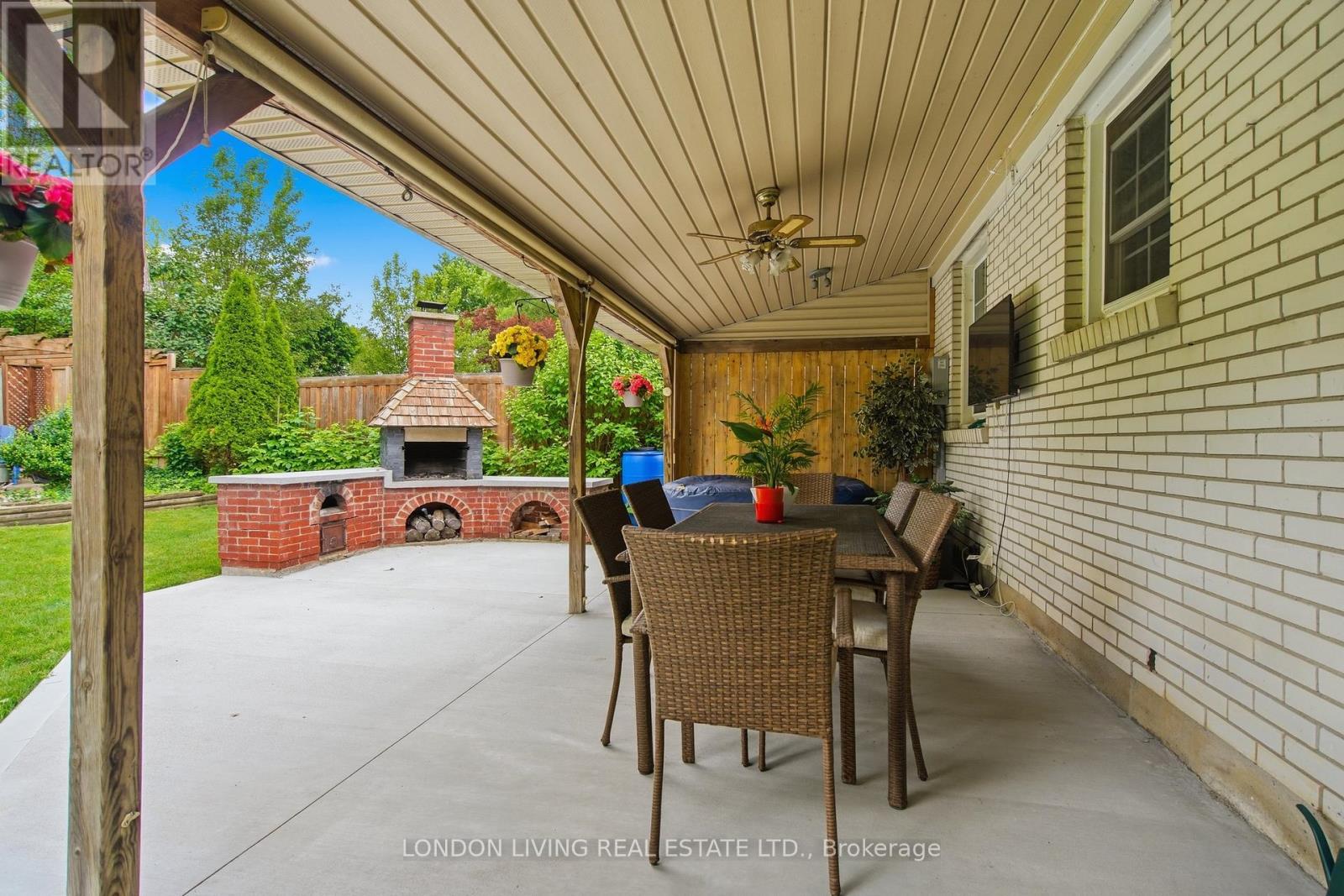 1400 STONEYBROOK CRESCENT - 35