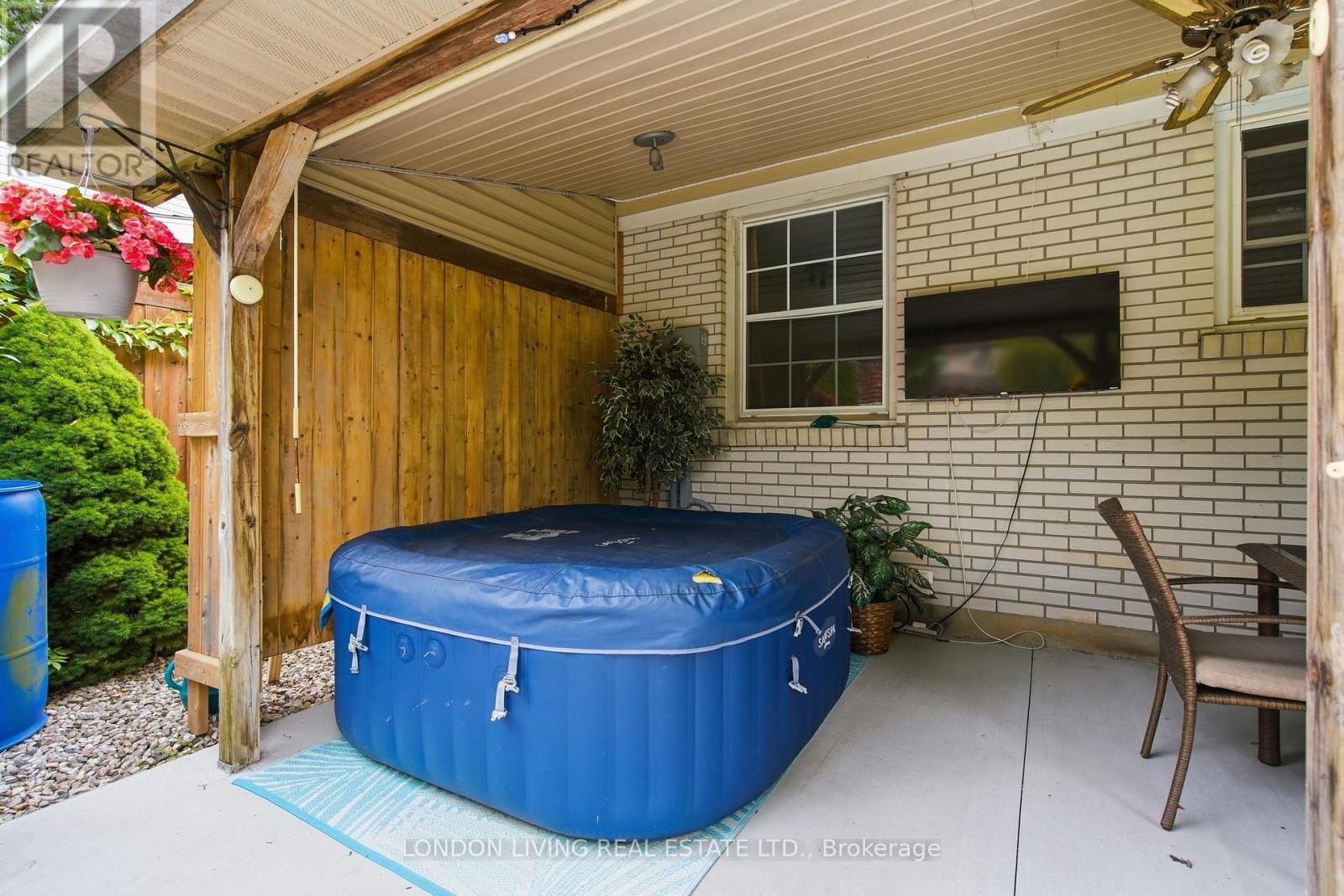 1400 STONEYBROOK CRESCENT - 38