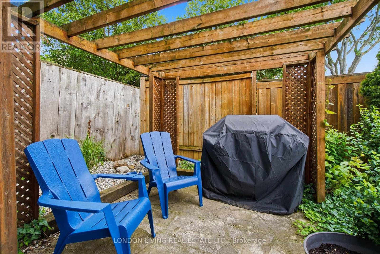 1400 STONEYBROOK CRESCENT - 43