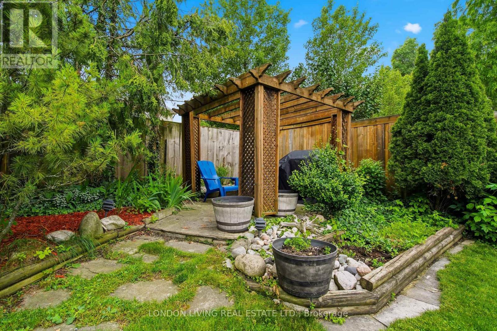 1400 STONEYBROOK CRESCENT - 42