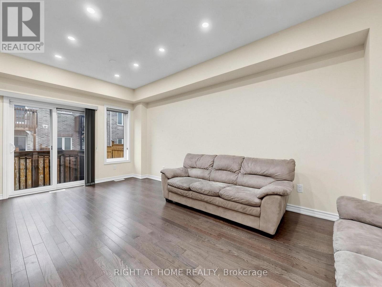 124 MOSAIC DRIVE - 10