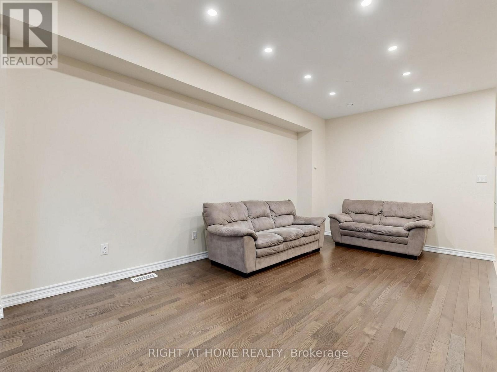 124 MOSAIC DRIVE - 11