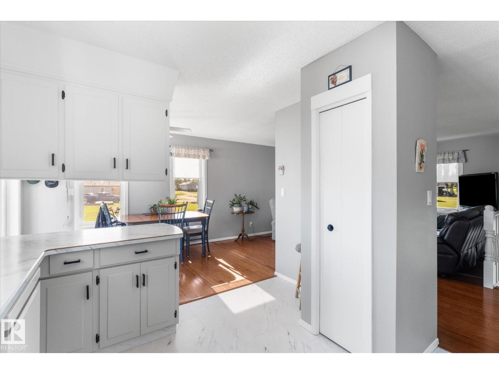38 Woodbend CR — photo 22