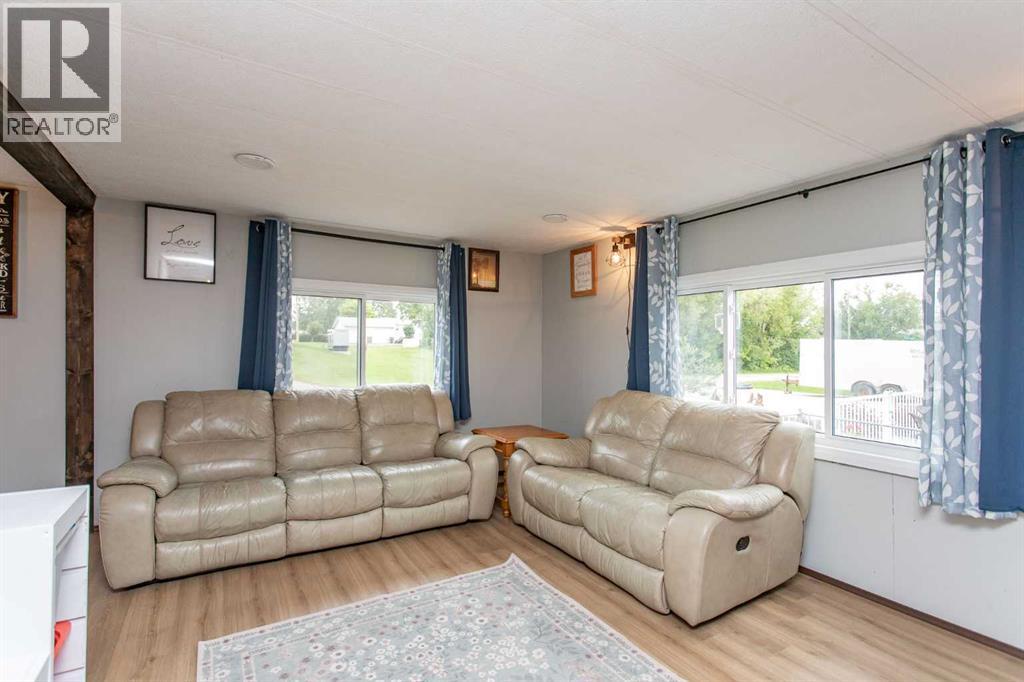 Listing photo – 4915 48 Street, Clive