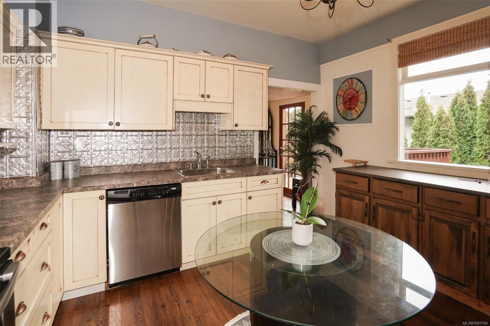 1295 Santa Rosa Ave, Saanich