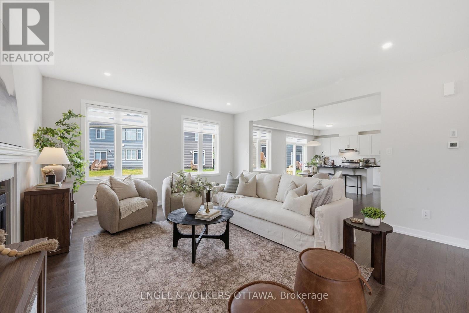 17 PACING WALK, Ottawa. Luxury613. By Peter Sagos - Image 11