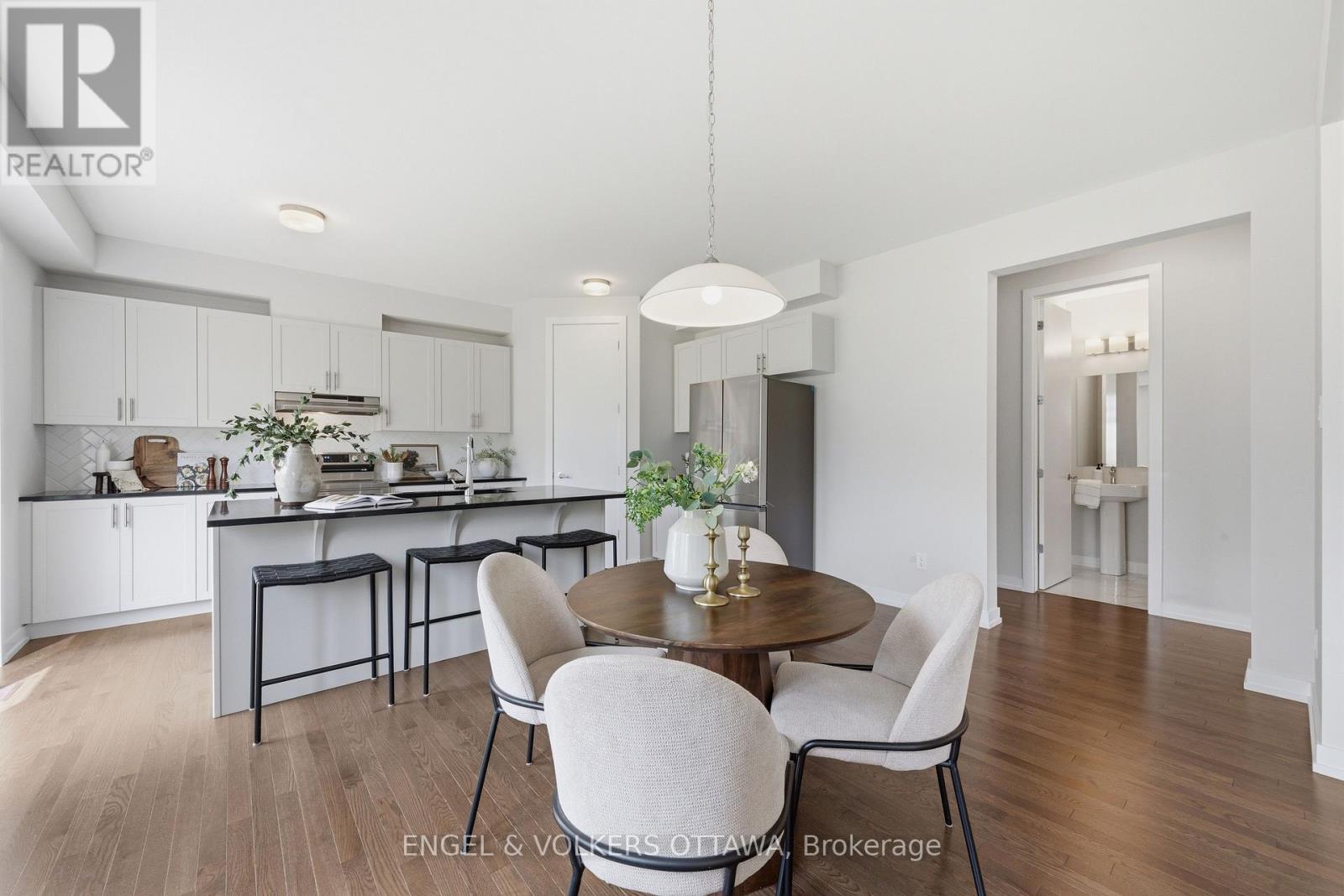 17 PACING WALK, Ottawa. Luxury613. By Peter Sagos - Image 12