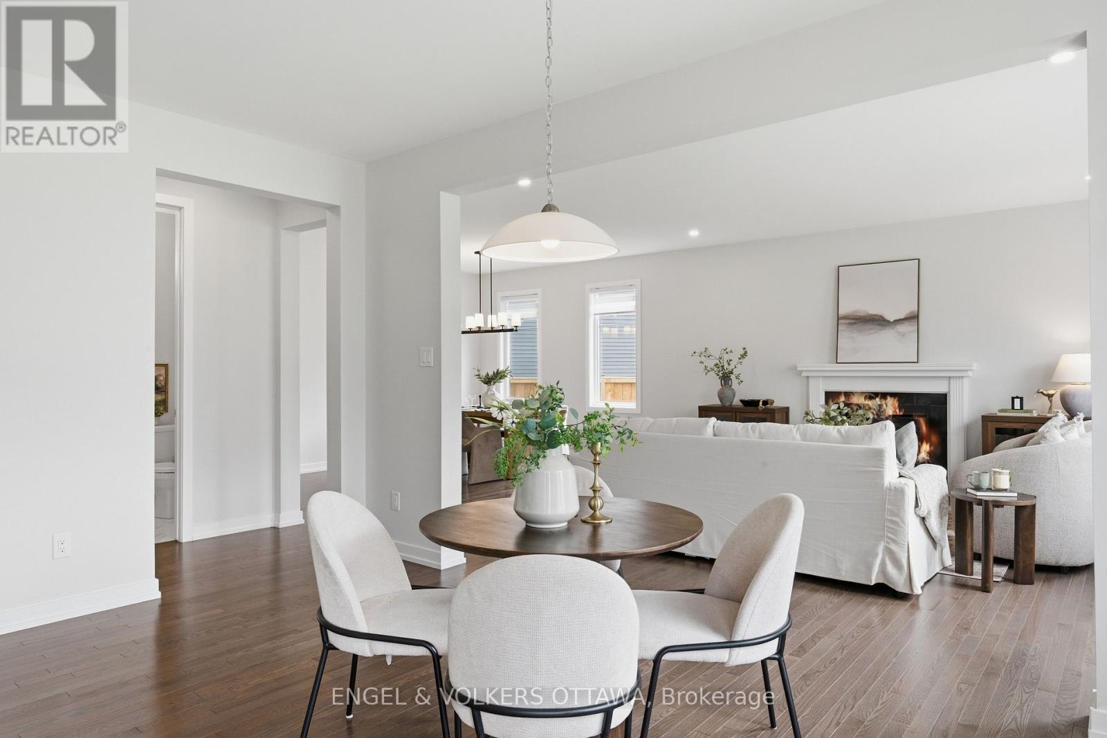 17 PACING WALK, Ottawa. Luxury613. By Peter Sagos - Image 13