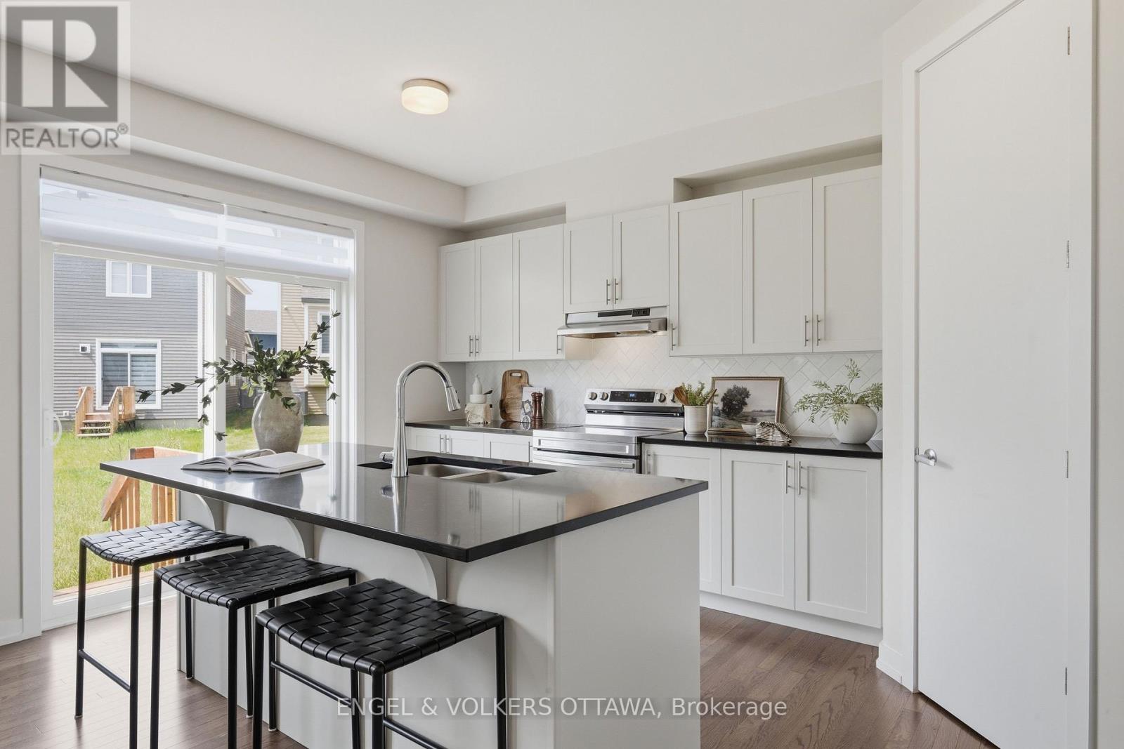 17 PACING WALK, Ottawa. Luxury613. By Peter Sagos - Image 18