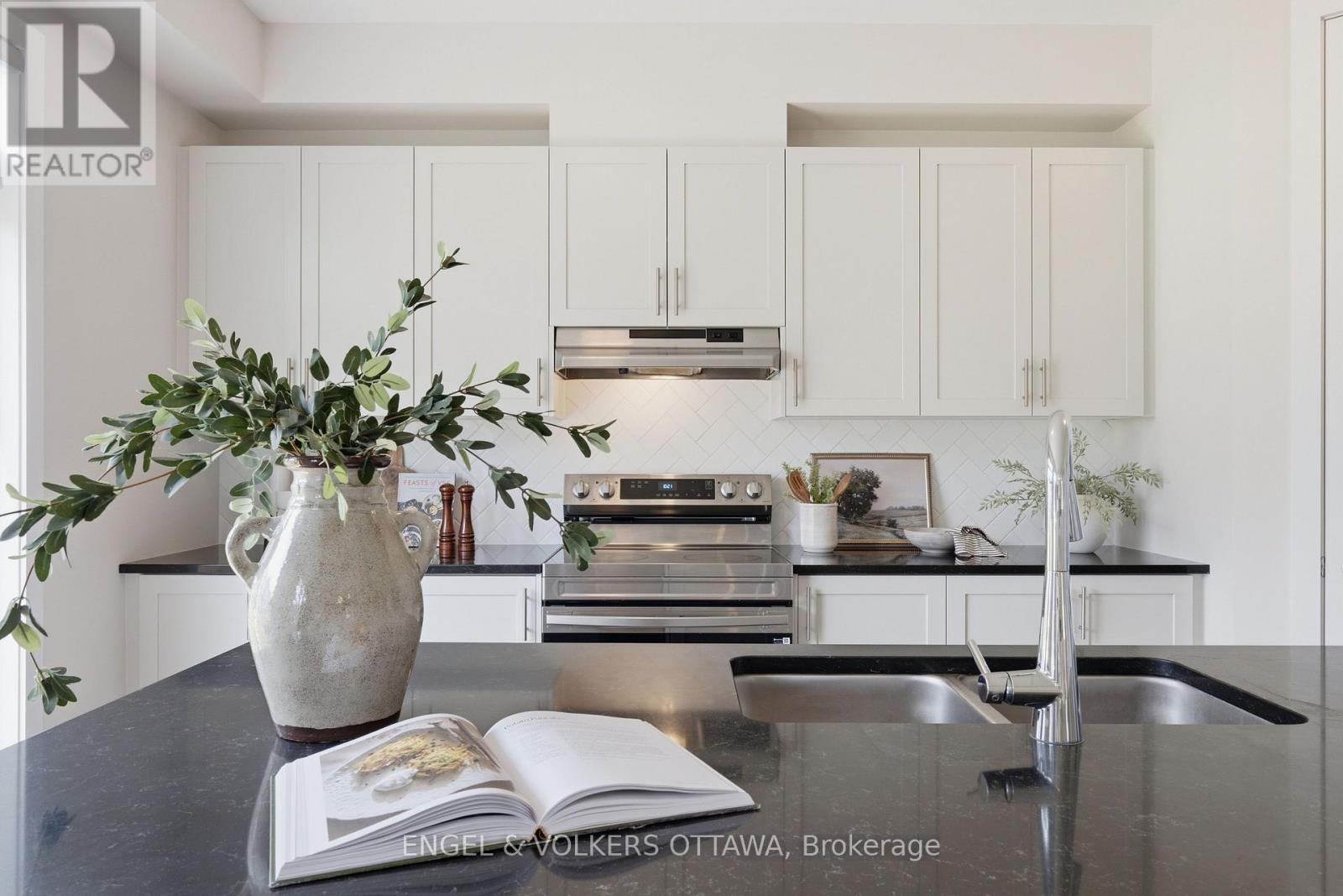 17 PACING WALK, Ottawa. Luxury613. By Peter Sagos - Image 19