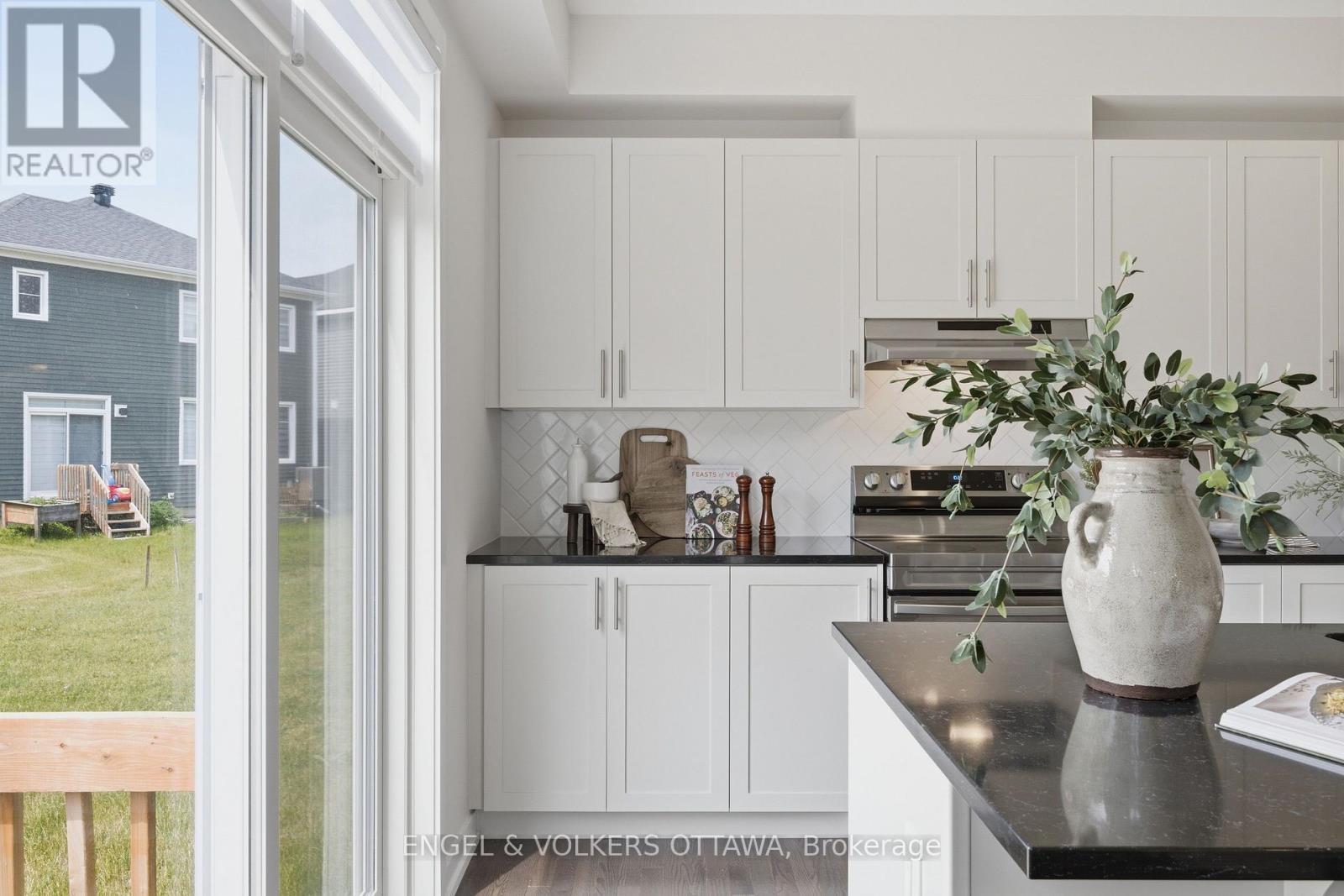 17 PACING WALK, Ottawa. Luxury613. By Peter Sagos - Image 20