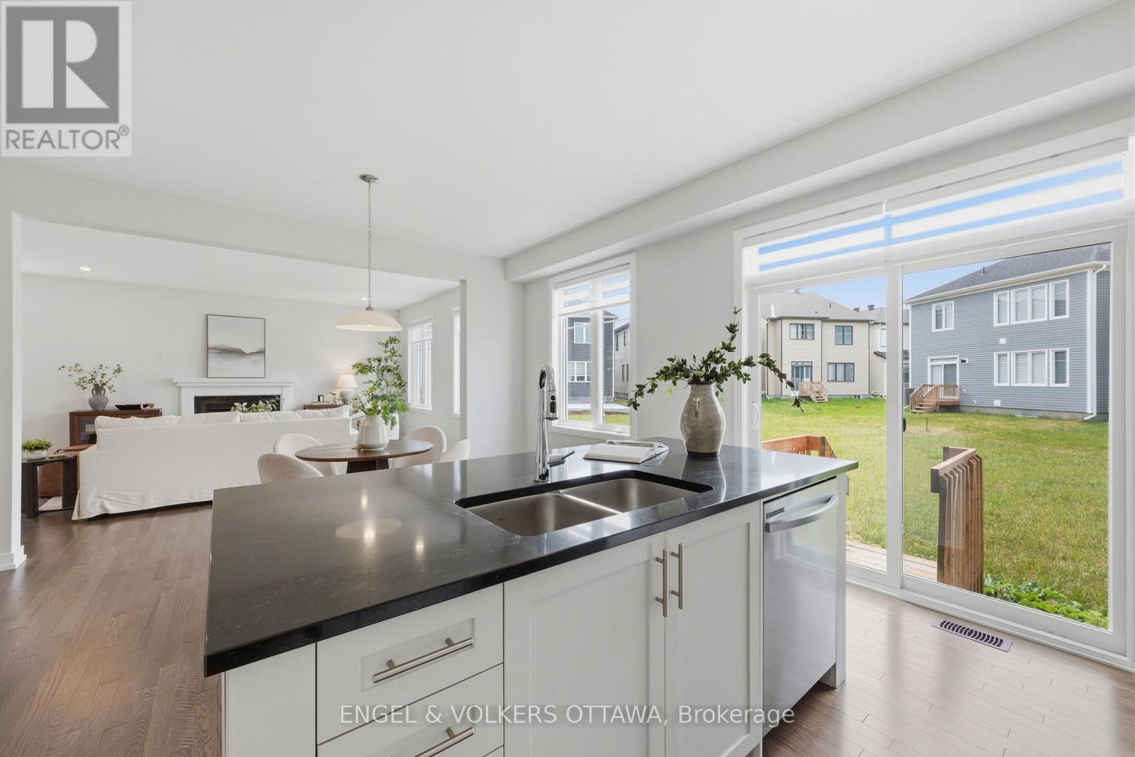 17 PACING WALK, Ottawa. Luxury613. By Peter Sagos - Image 22