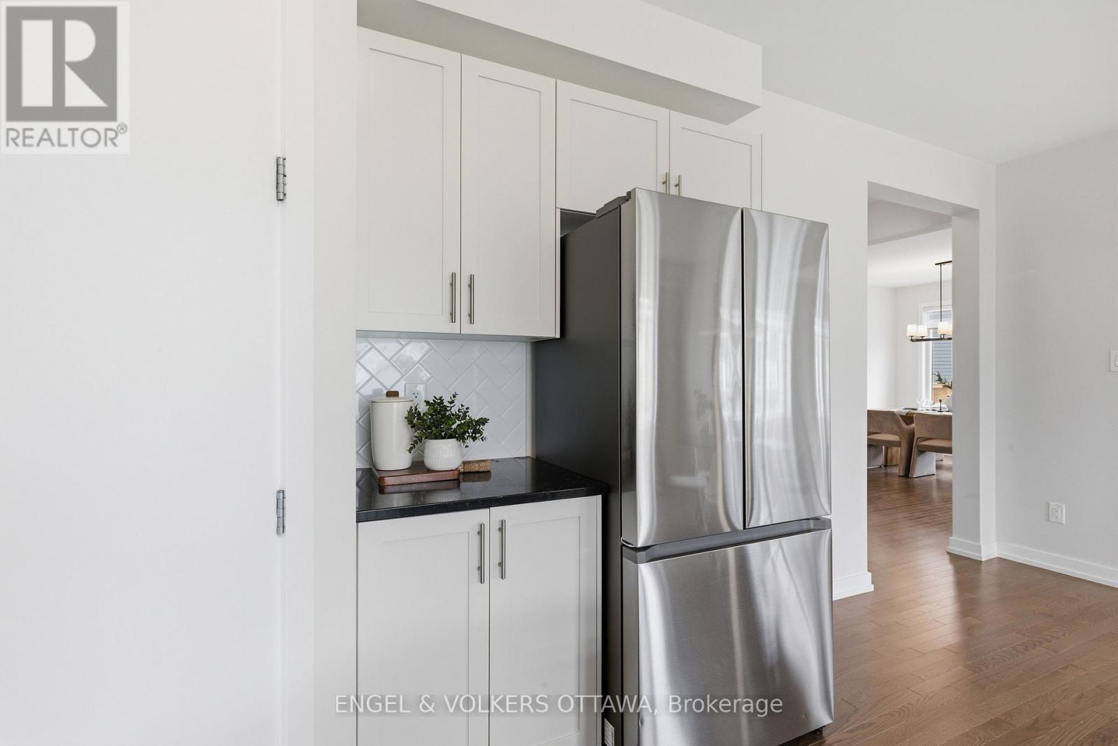 17 PACING WALK, Ottawa. Luxury613. By Peter Sagos - Image 23
