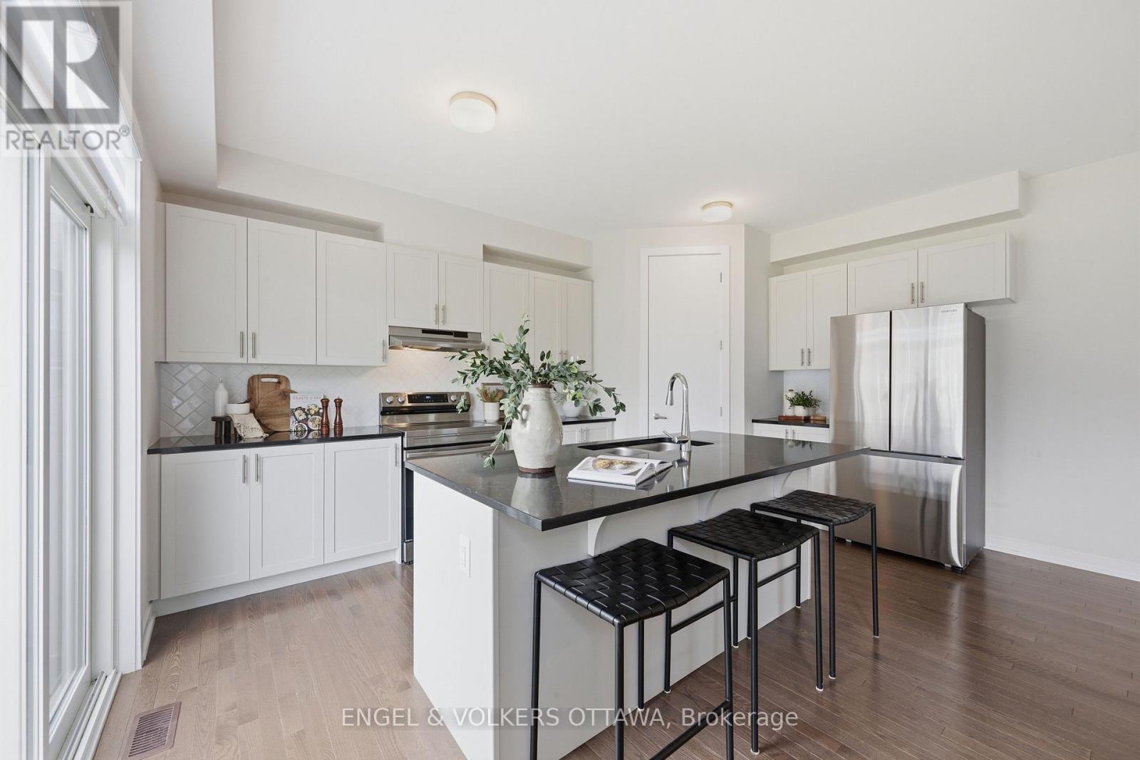 17 PACING WALK, Ottawa. Luxury613. By Peter Sagos - Image 24