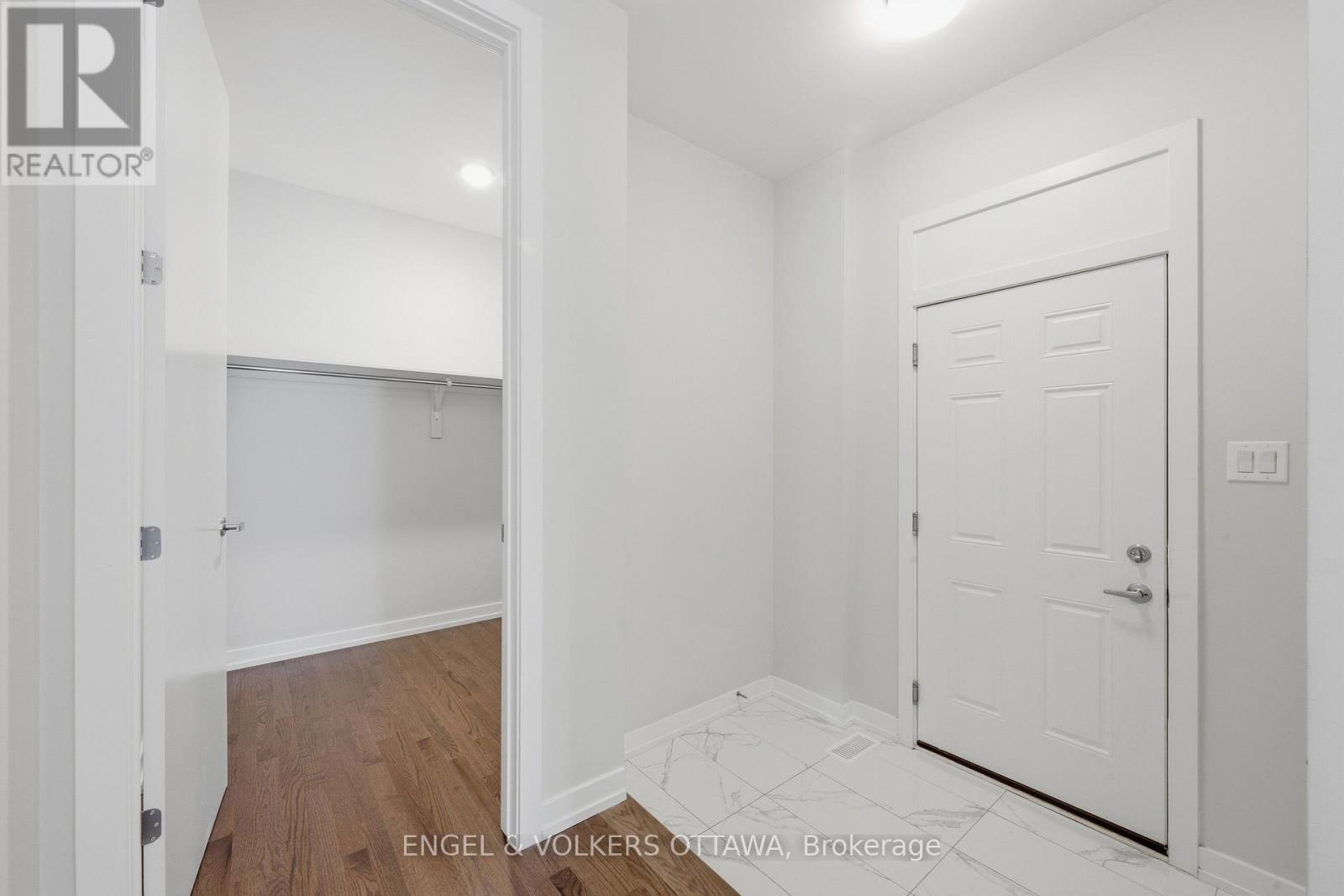 17 PACING WALK, Ottawa. Luxury613. By Peter Sagos - Image 25