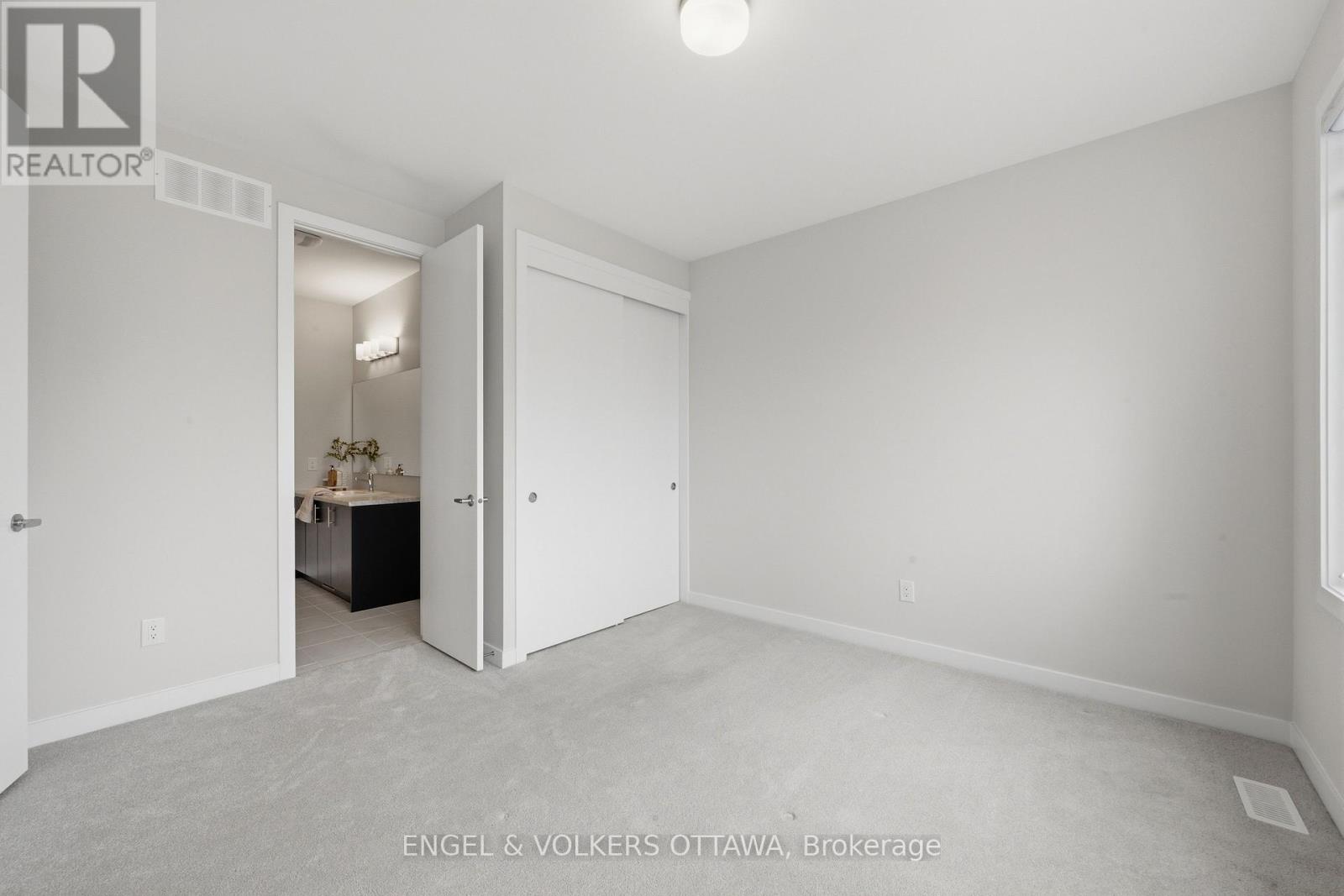 17 PACING WALK, Ottawa. Luxury613. By Peter Sagos - Image 31
