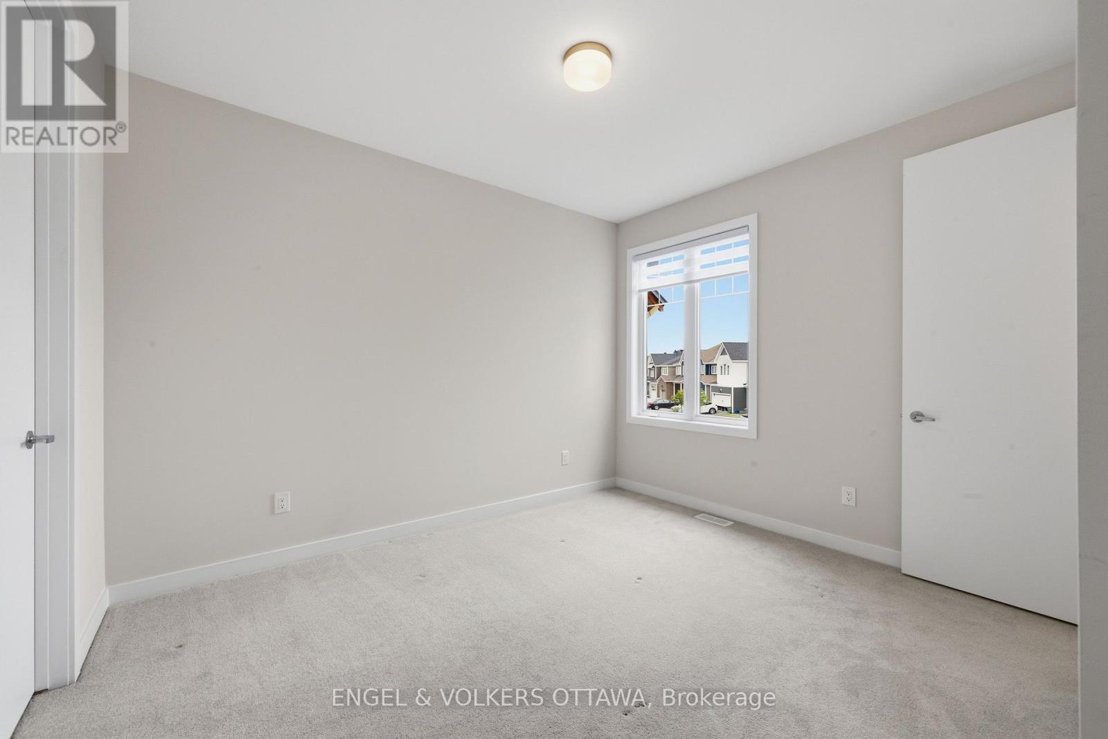 17 PACING WALK, Ottawa. Luxury613. By Peter Sagos - Image 33